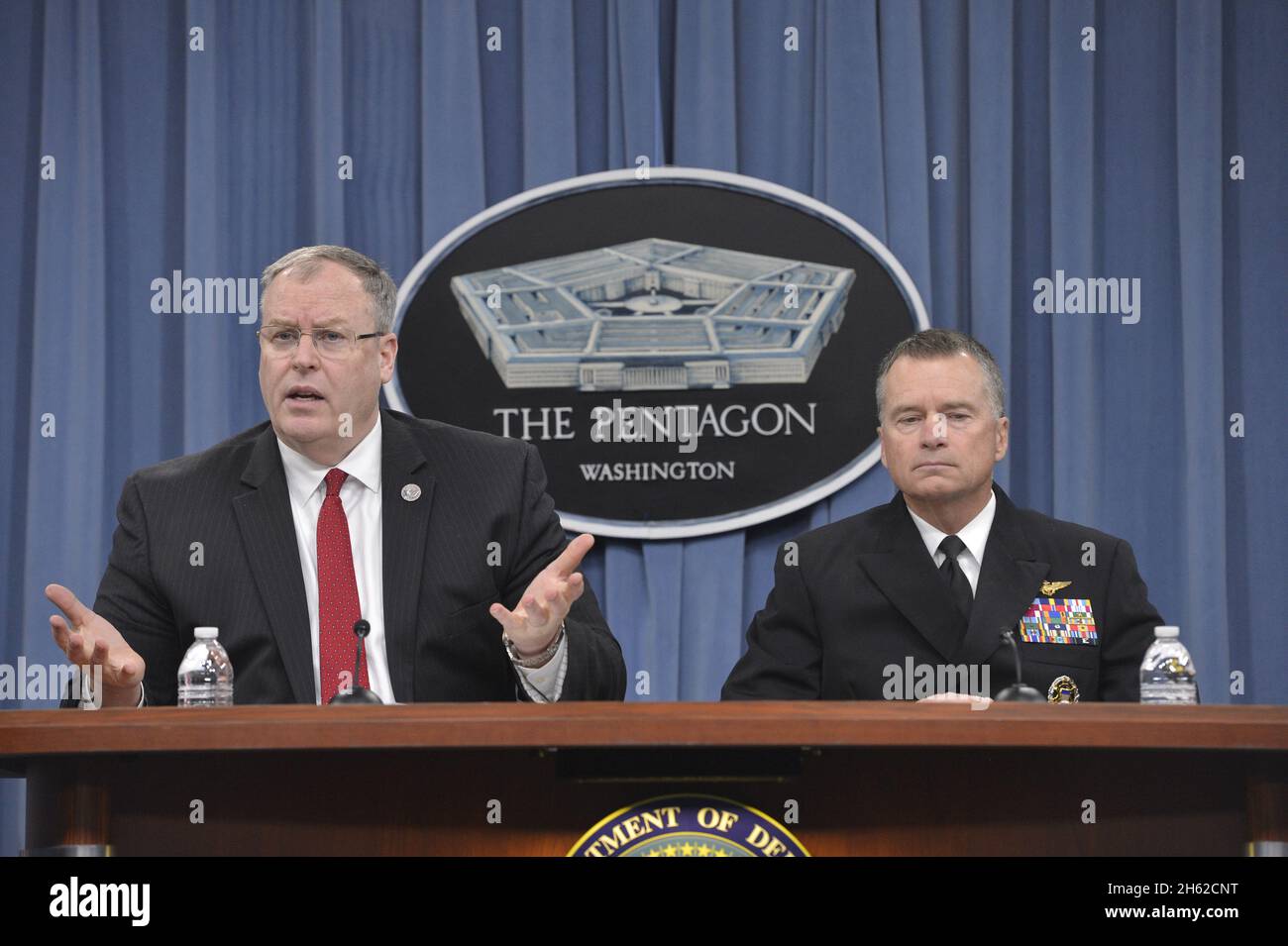 Stellvertretender Verteidigungsminister Bob Work und stellvertretender Vorsitzender der Joint Chiefs of Staff ADM. James A. Winnefeld Jr. führt am 2. Februar 2015 eine Pressekonferenz durch. Stockfoto