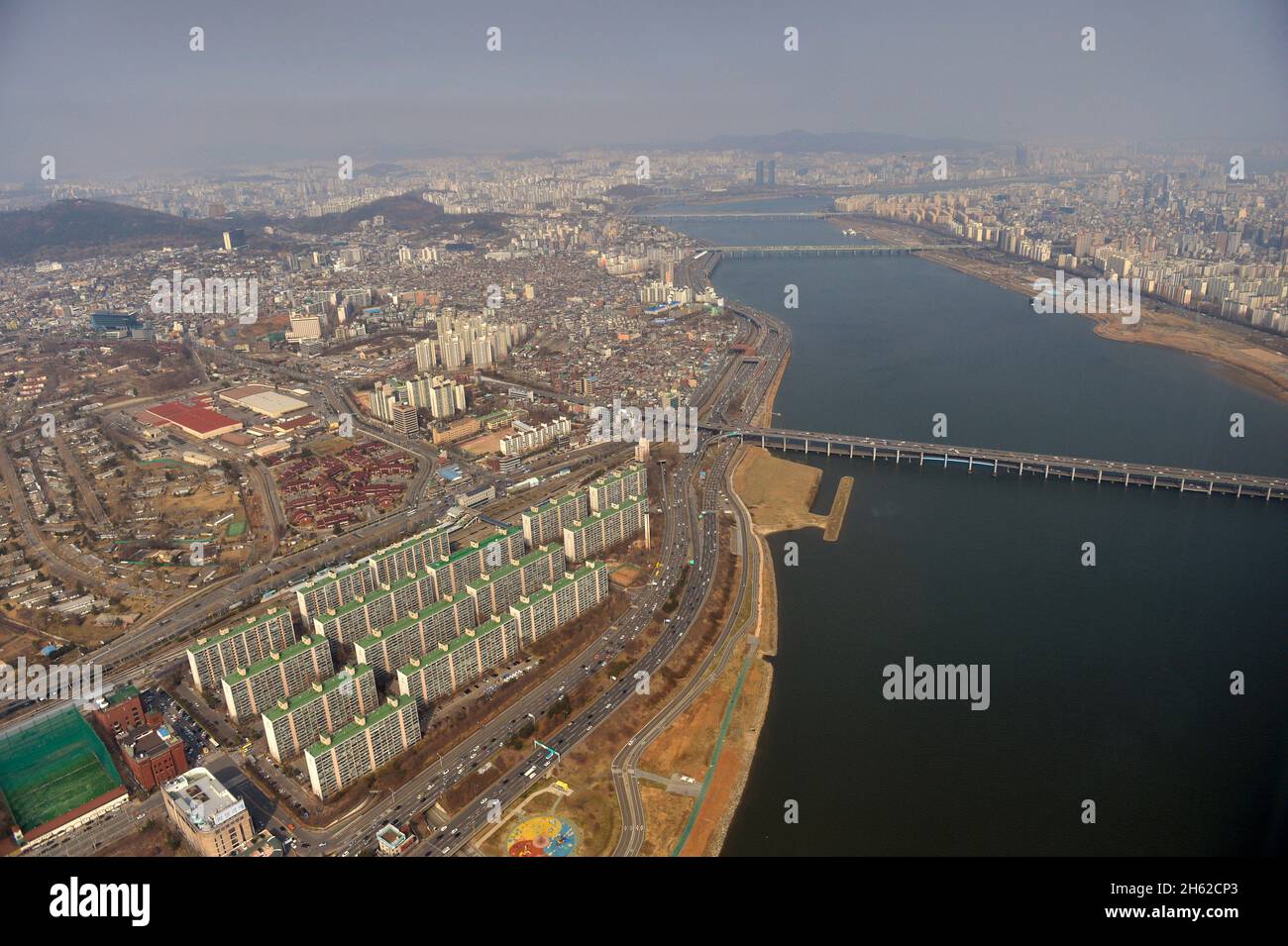 Die städtische Landschaft von Seoul, Südkorea, kann von oben durch das Fenster eines Black Hawk-Hubschraubers gesehen werden. Ashton Carter, stellvertretender Verteidigungsminister, besuchte am 18. März 2013 mit seinen militärischen Kollegen in Seoul, Südkorea. Stockfoto
