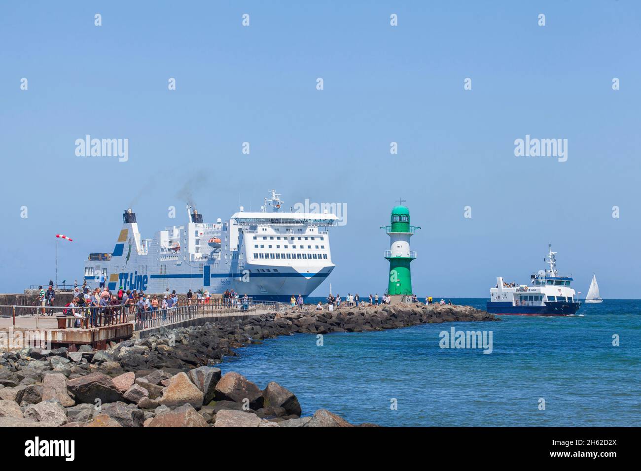 westpier-Leuchtfeuer mit Fähre,warnemünde,rostock,mecklenburg-vorpommern,deutschland,europa Stockfoto