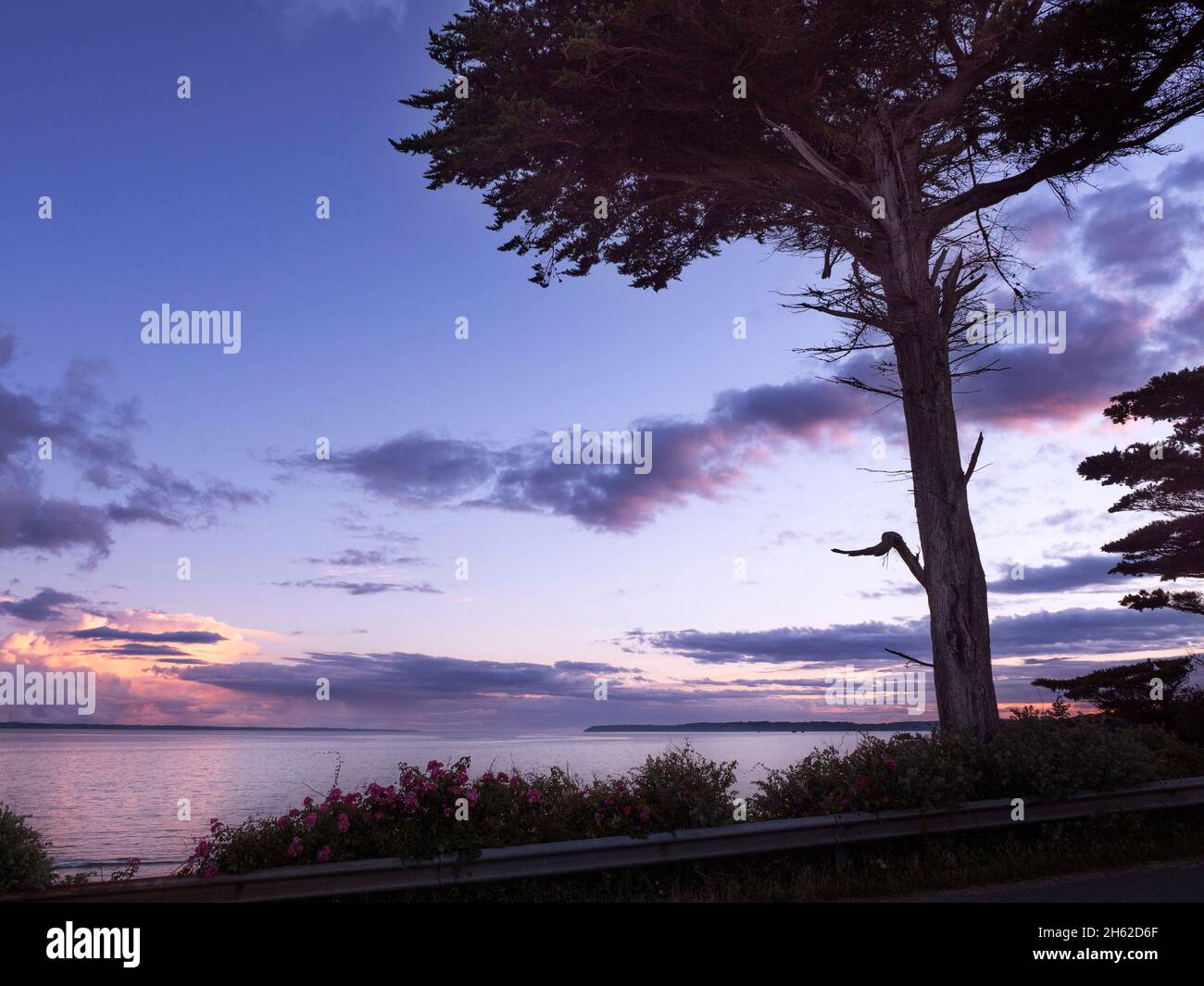 Küstenstraße in der bretagne bei Sonnenuntergang Stockfoto