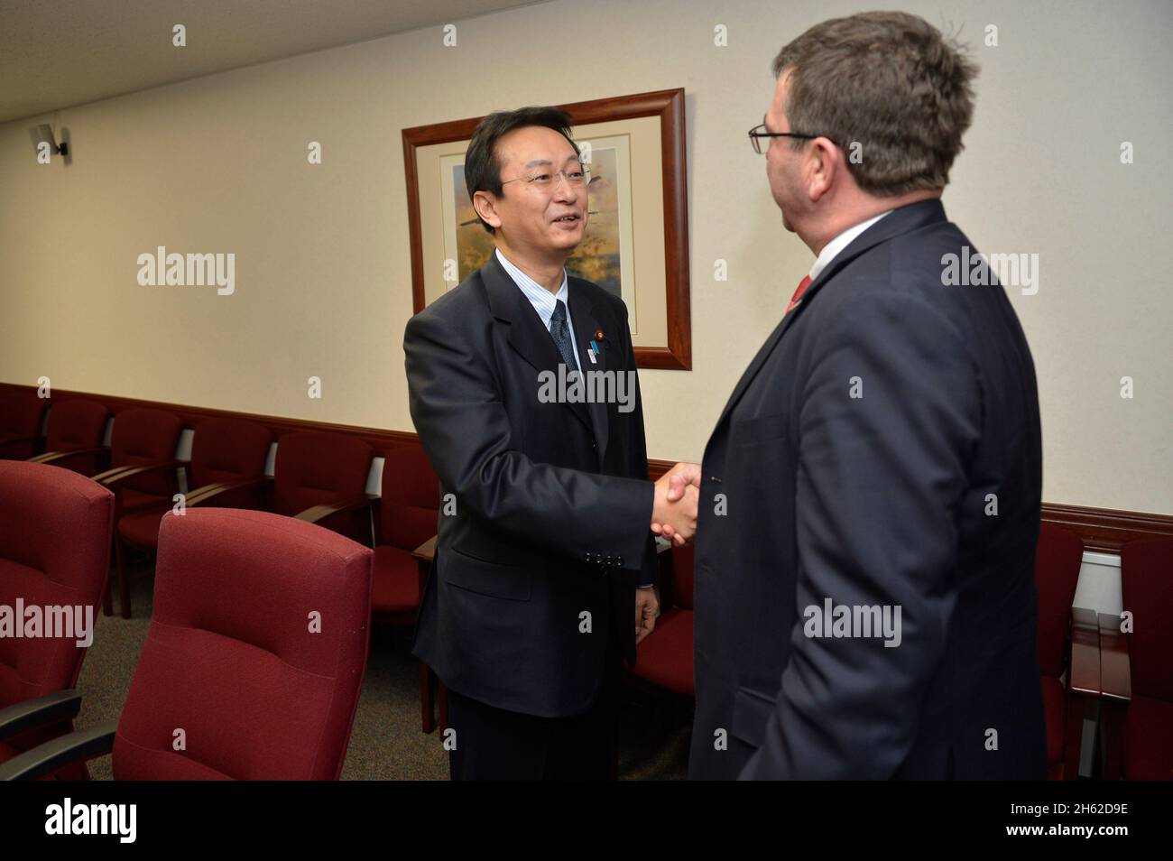 Die stellvertretende Verteidigungsministerin Ashton B. Carter schüttelt sich die Hände mit Japans ranghoher stellvertretender Verteidigungsministerin Akinori Eto auf dem Luftwaffenstützpunkt Yokota, Japan, 17. März 2013. Stockfoto