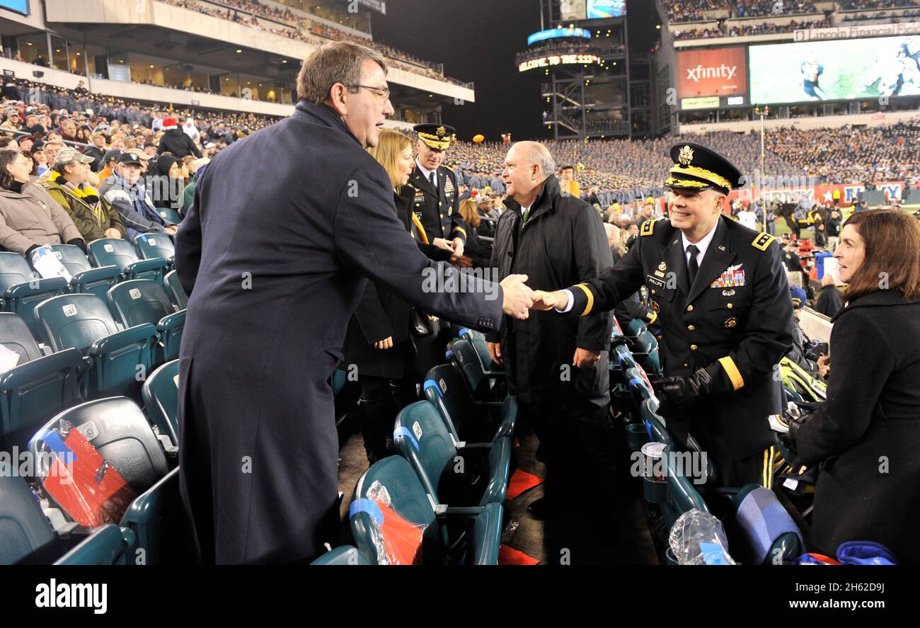 Der stellvertretende Verteidigungsminister Ashton Carter schüttelt sich nach der Halbzeit während des Fußballspiels Army vs. Navy im Lincoln Financial Field am 8. Dezember 2012 die Hände eines Armeeoffiziers. Stockfoto