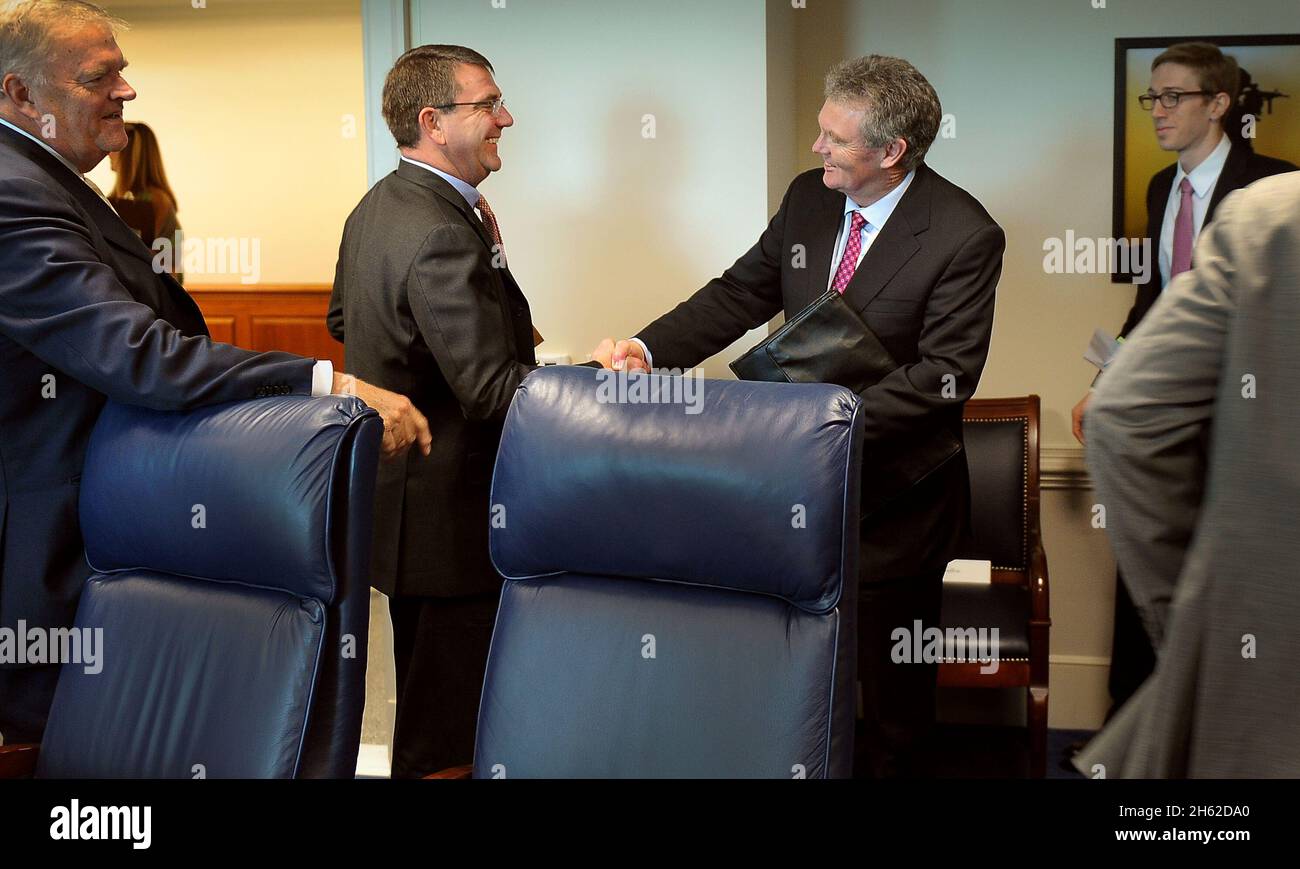 Der stellvertretende Verteidigungsminister Ashton B. Carter, links, begrüßt den australischen Verteidigungsminister Duncan Lewis am 13. Juli 2012 im Pentagon. Stockfoto