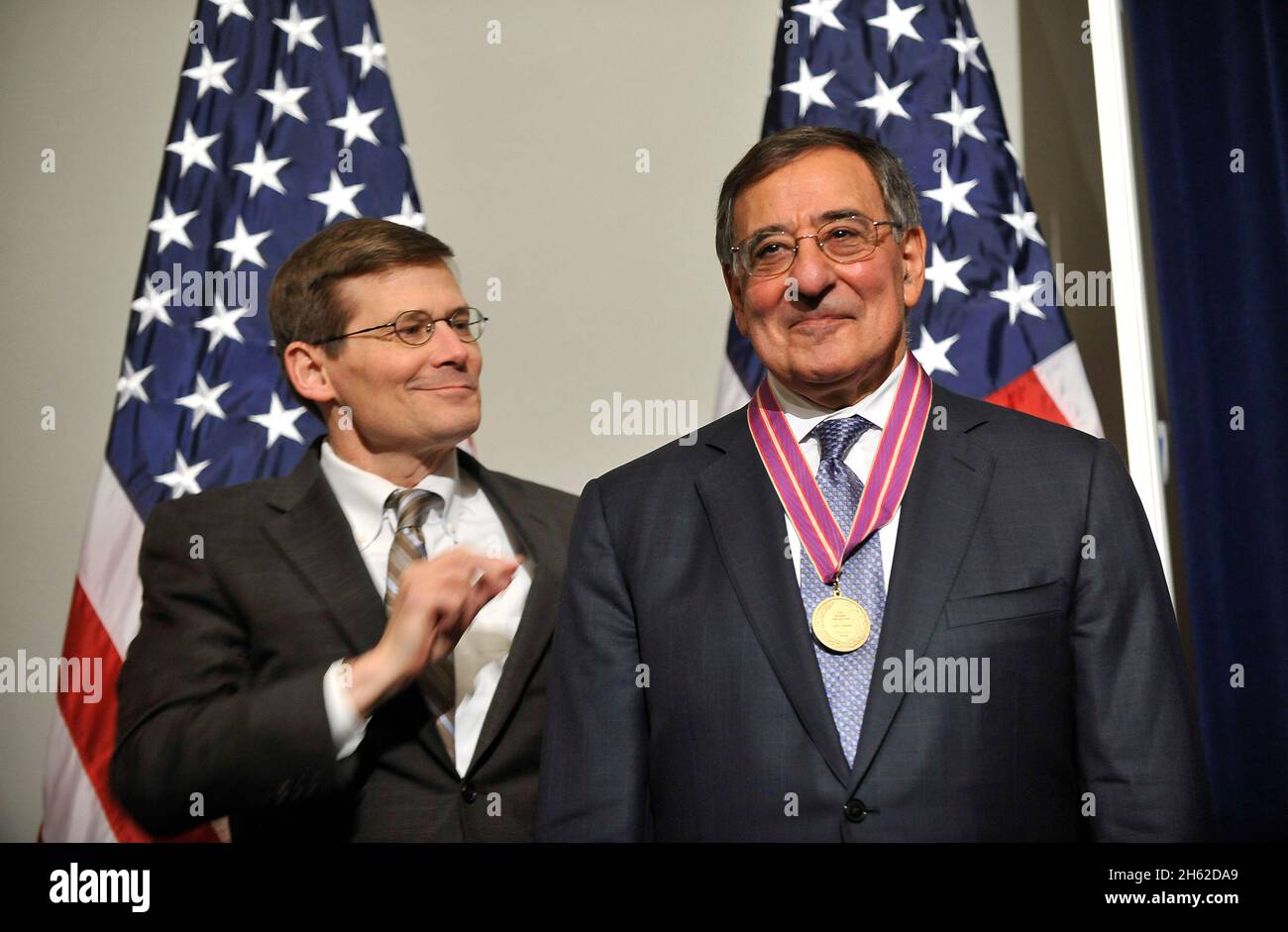 Verteidigungsminister Leon Panetta erhält die erste Verleihung der Director's Distinguished Service Medal vom stellvertretenden Direktor der CIA, Michael Morell, als er am 14. Februar 2013 einen letzten Besuch bei der CIA abstattet. Stockfoto