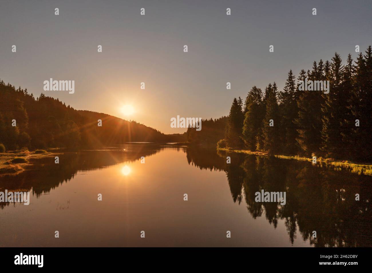 deutschland, thüringen, oberhof, lütschetalsperre, Wald, Berge, Sonnenaufgang, Rücklicht Stockfoto