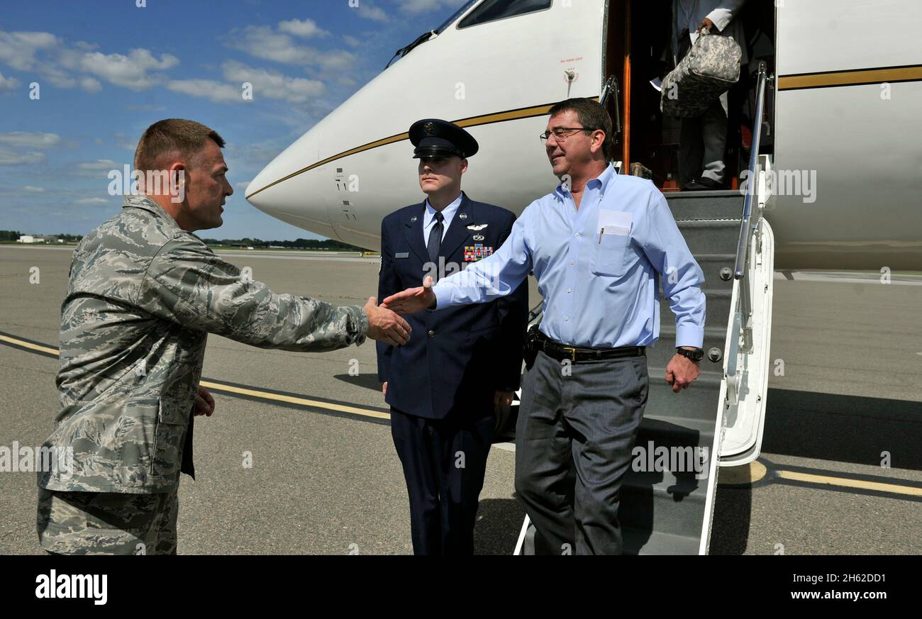 Der stellvertretende Verteidigungsminister Ashton Carter wird von Col. Rich McComb, 628 ABW/CC, begrüßt, als er am 17. Juni 2012 in Charleston, South Carolina, auf der gemeinsamen Basis ankommt. Stockfoto