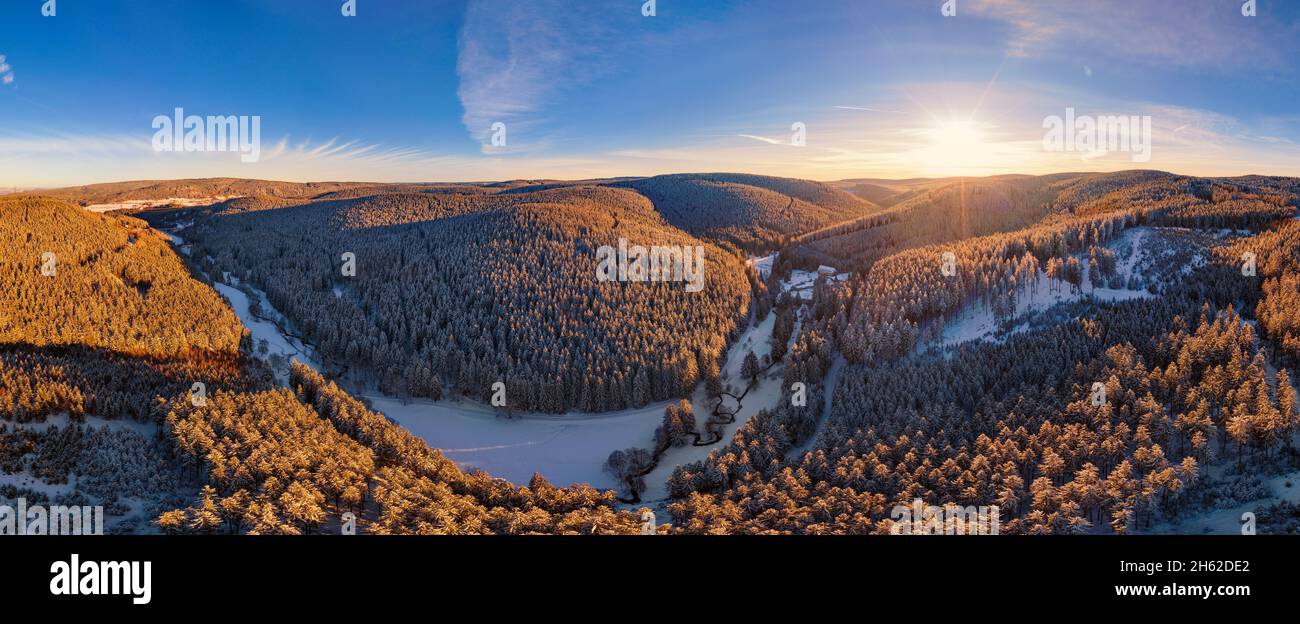 deutschland,thüringen,ilmenau,gehren,Wald,Berge,Bach,Schnee,rennsteigsumgebung,Abendlicht,Sonne,Rücklicht,Luftbild,Panoramabild Stockfoto