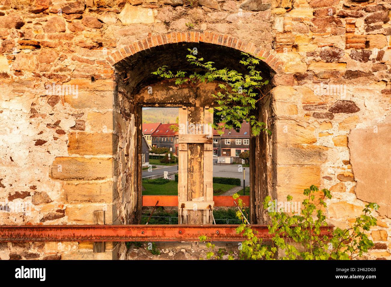 deutschland, thüringen, ilmenau, gehren, Burgruine, Blick durch ein Fenster auf die Kreisstraße, Morgenlicht Stockfoto