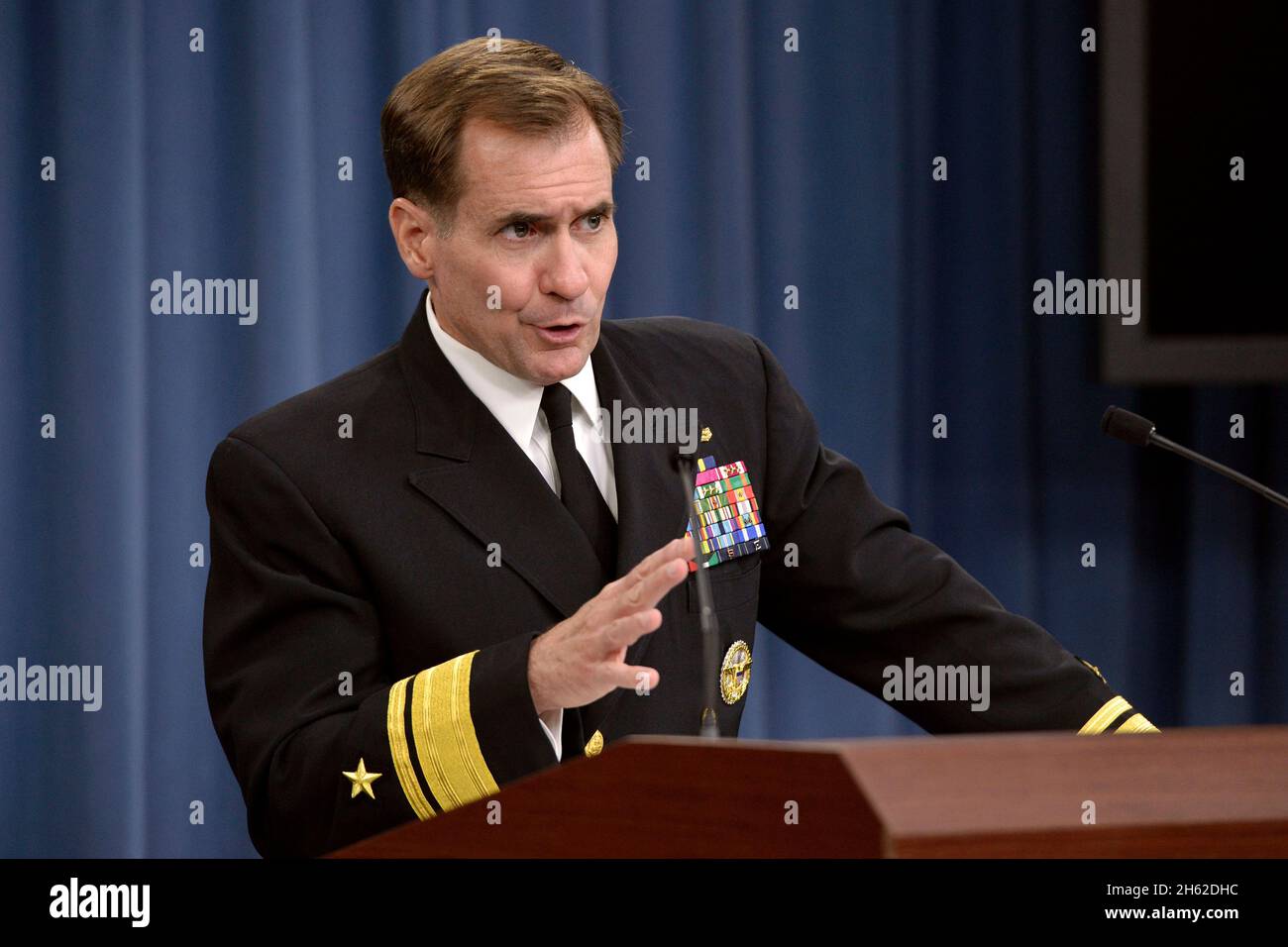 Der Pressesprecher Des Us-Verteidigungsministers, Navy, Hinten Adm. John Kirby beantwortet Fragen der Medien während einer Pressekonferenz, die am 17. Juni 2014 im Presseinformation-Raum des 5 Stockfoto