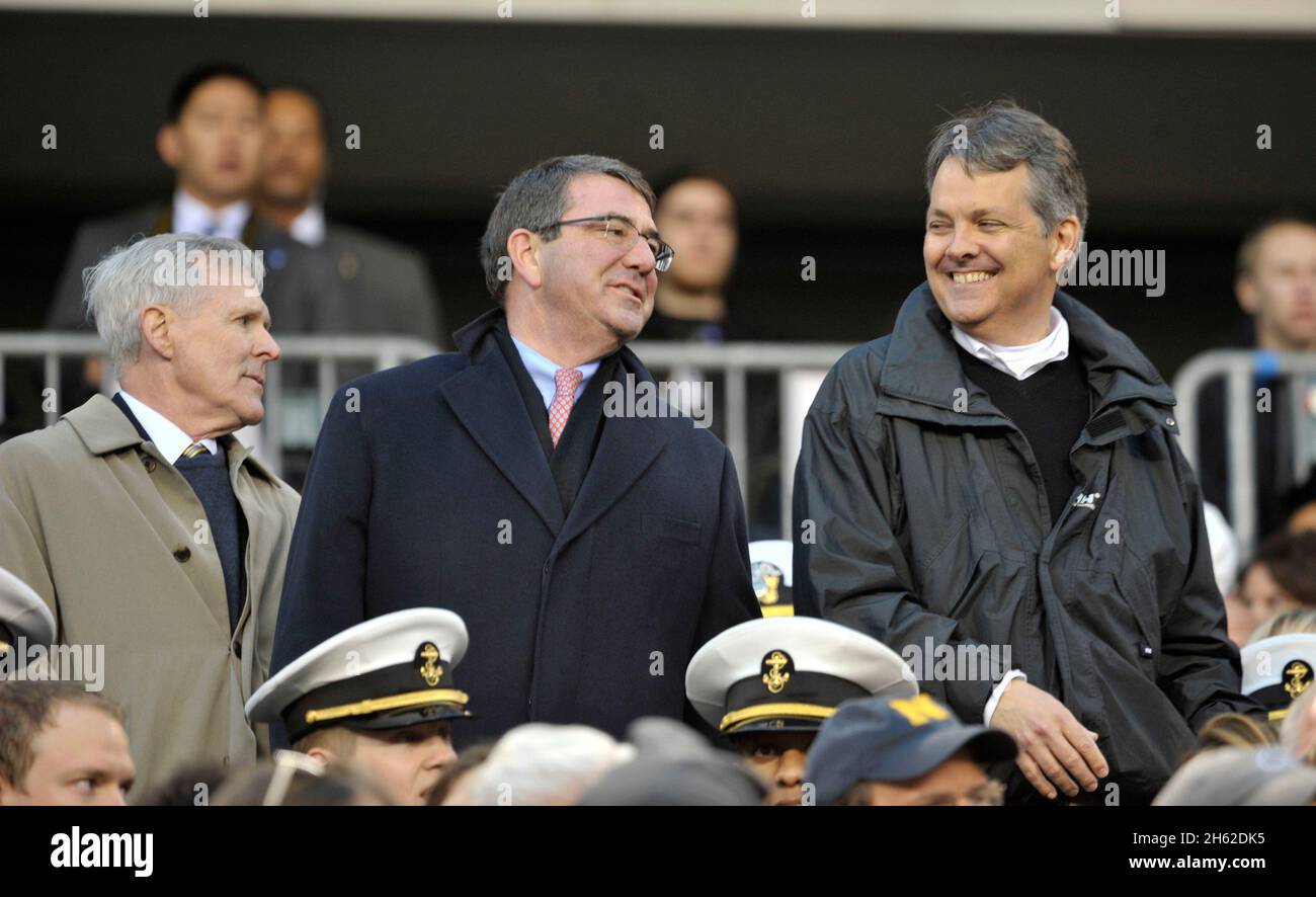 Ashton B. Carter, stellvertretender Verteidigungsminister, Mitte, besucht mit Fans beim Fußballspiel Army vs. Navy im Lincoln Financial Field in Philadelphia, Pennsylvania, 8. Dezember 2012. Stockfoto