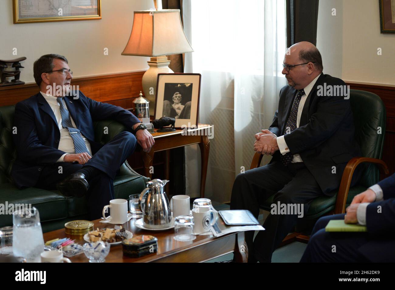 Ashton B. Carter, stellvertretender Verteidigungsminister, besucht Botschafter Christopher Dell, Stellvertreter des Kommandanten für zivil-militärische Aktivitäten, bei AFRICOM in Stuttgart, Deutschland, Mai 10, 2013. Stockfoto