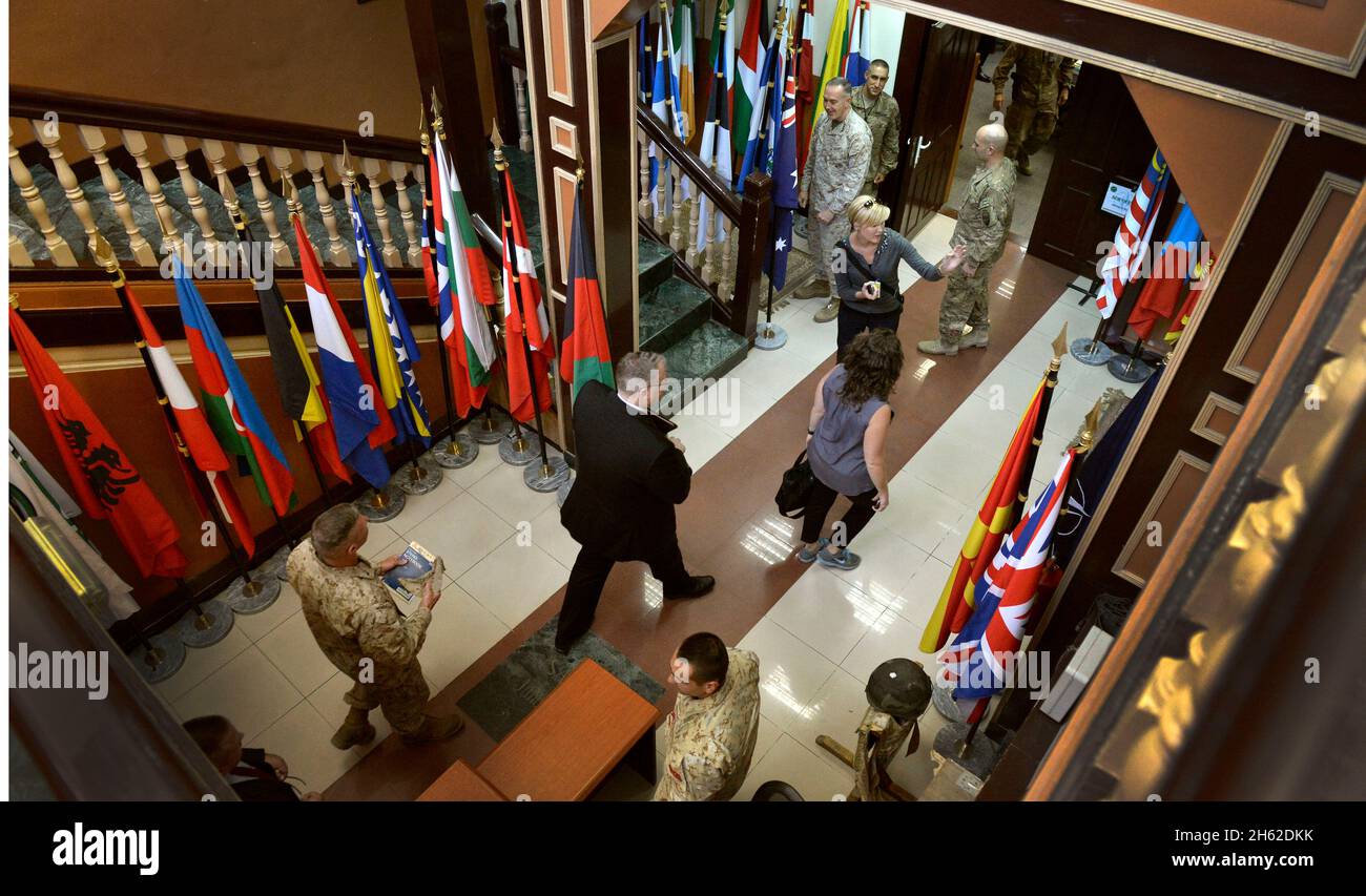 Der stellvertretende Verteidigungsminister Bob Work trifft am ISAF-Hauptquartier zu Treffen mit hochrangigen Offizieren in Kabul, Afghanistan, am 23. Juni 2014 ein. Stockfoto
