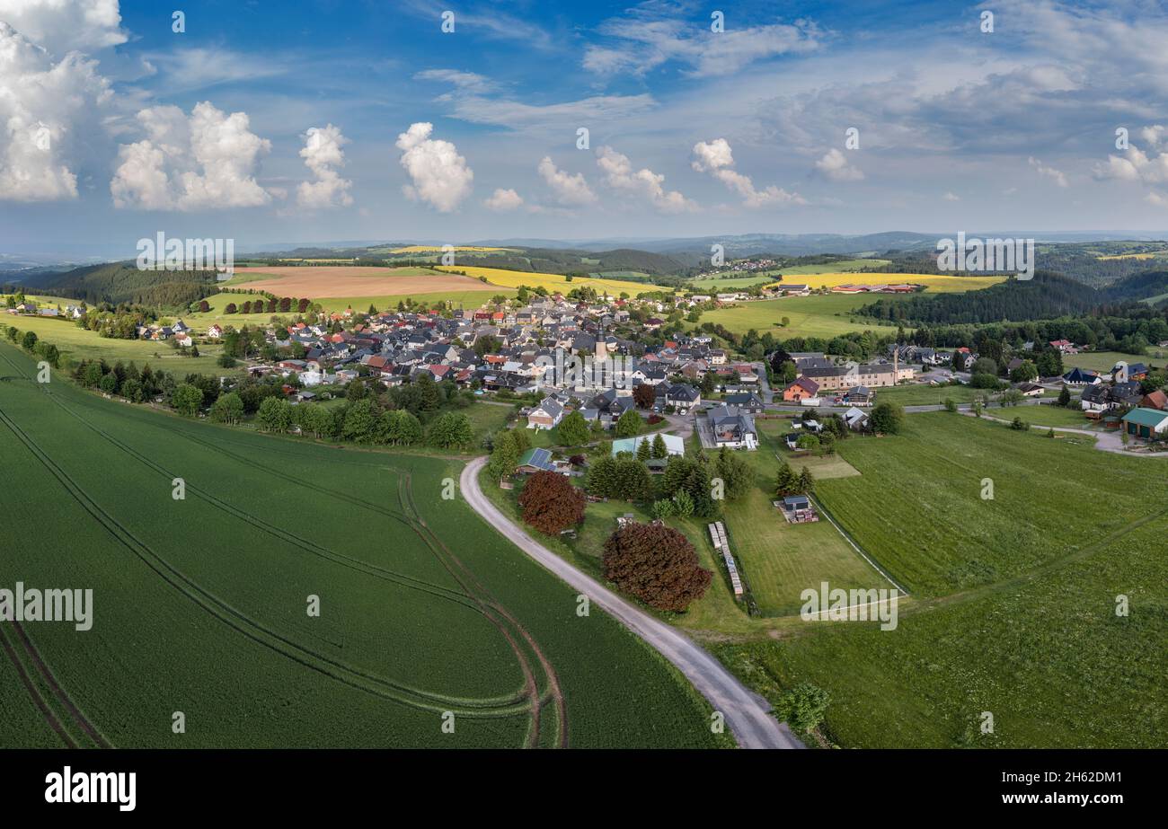 deutschland,thüringen,großbreitenbach,Herschdorf,Dorf,Straße,Felder,Berge,Wolken,Übersicht,Luftbild Stockfoto