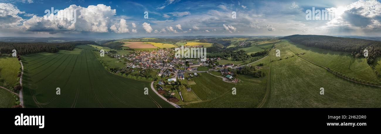 deutschland,thüringen,großbreitenbach,Herschdorf,Dorf,Straße,Felder,Berge,Wolken,Gewitterwolke,360 – Grad Panorama,teilweise Rücklicht,Luftaufnahme Stockfoto