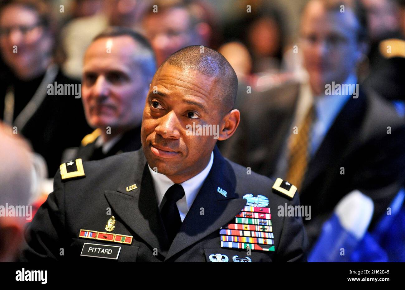 Dana Pittard, Kommandant der 1. Panzerdivision, lächelt, als er am Donnerstag, den 12. Januar 2012, dem Verteidigungsminister Leon E. Panetta bei der Handelskammer von El Paso in El Paso, Texas, zusieht. Stockfoto