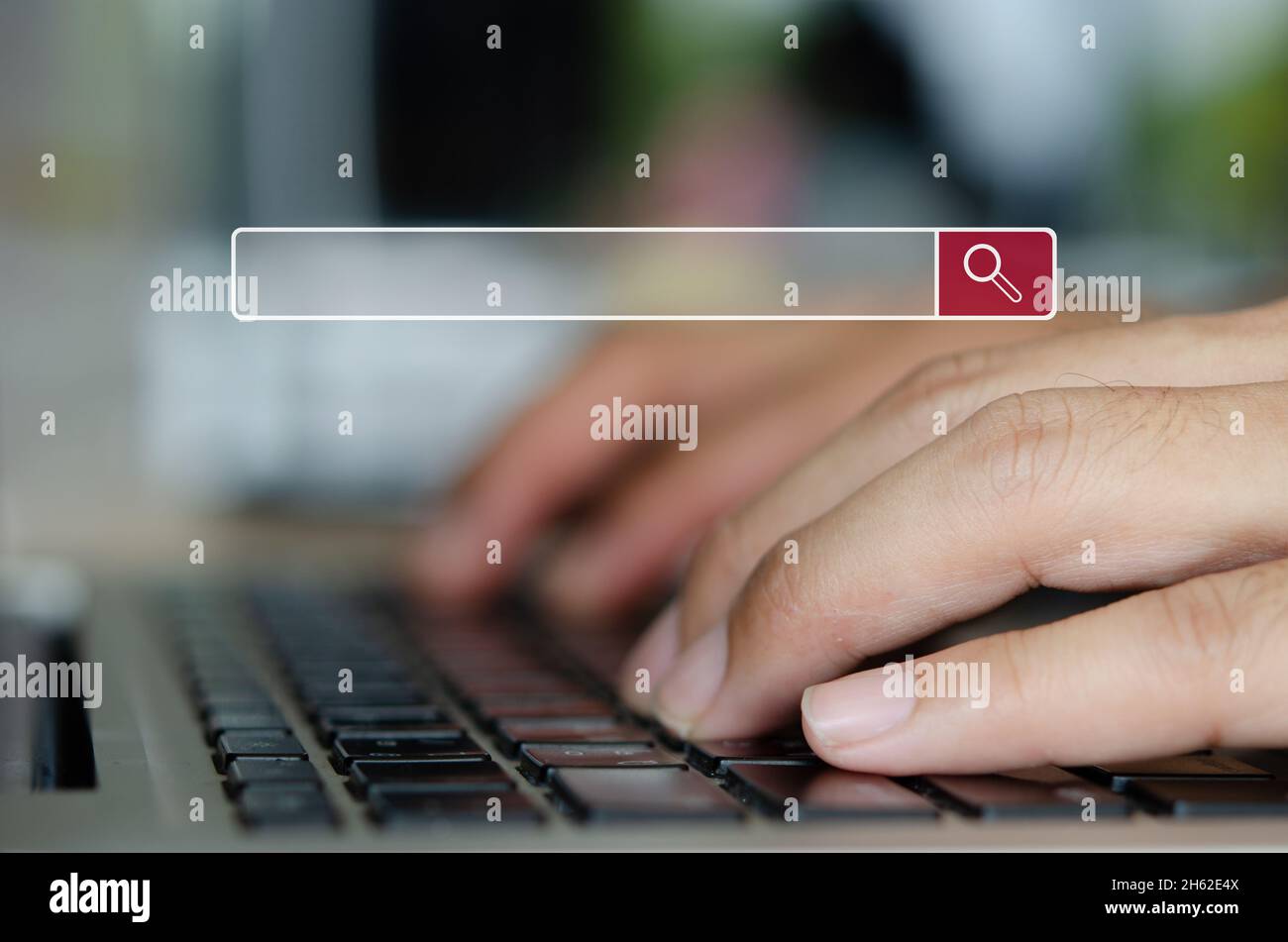 Man Hand tippt auf einer Computertastatur. Suche nach Informationen.Suchen Sie im Internet mit einer leeren Suchleiste, Dateninformationen Suchleiste.SEO net Stockfoto