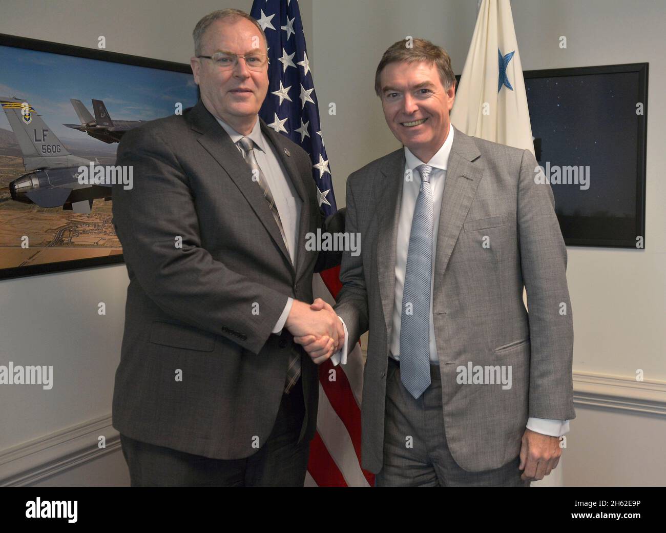 Der stellvertretende Verteidigungsminister Bob Work trifft sich mit dem britischen Verteidigungsminister Philip Dunne am 28. Juli 2015 im Pentagon. Stockfoto