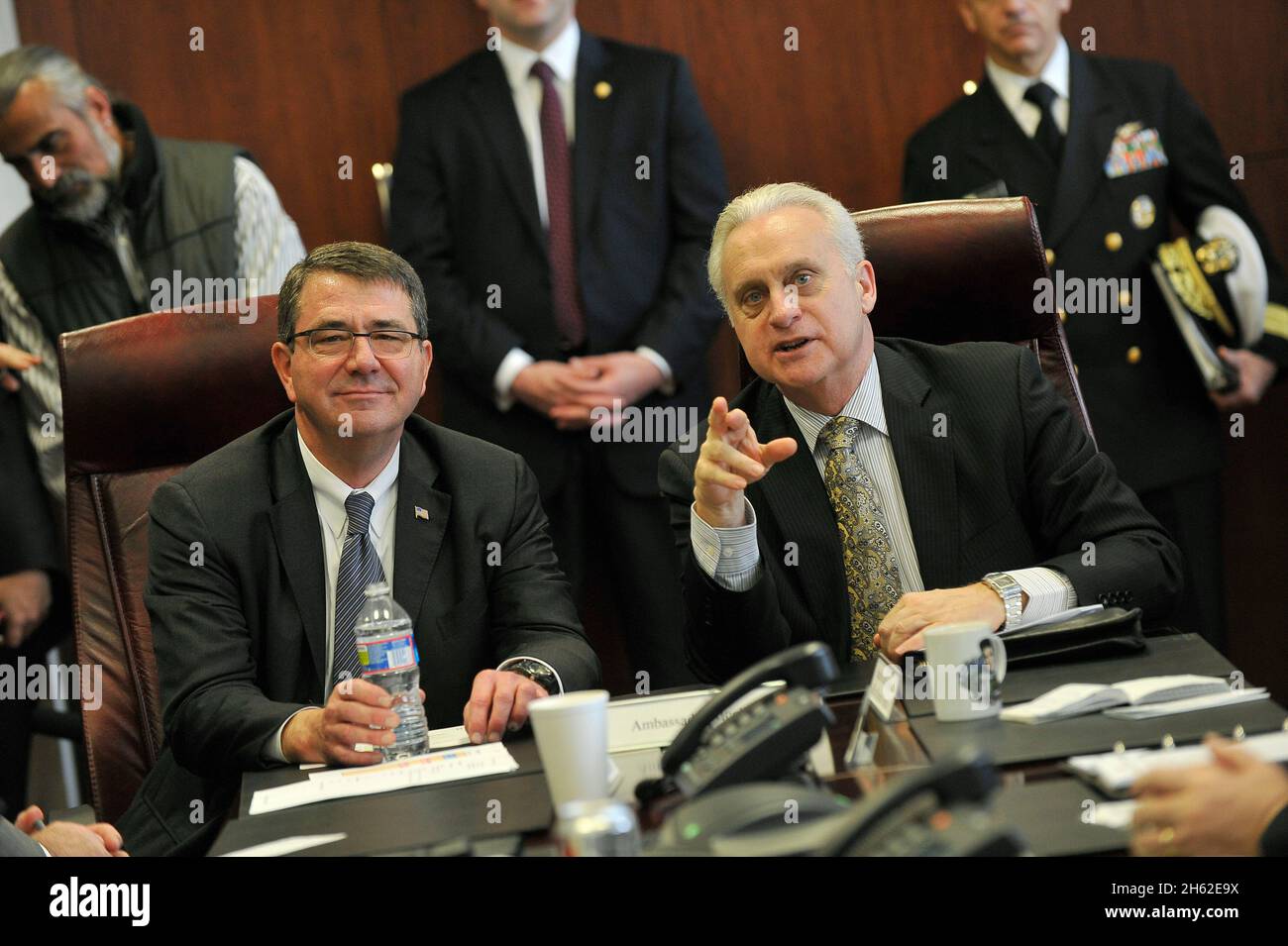 Die stellvertretende Verteidigungsministerin Ashton B. Carter und der US-Botschafter in der Türkei, Francis J. Ricciardone, Jr., treffen sich am 4. Februar 2013 mit Botschaftsmanagern. Stockfoto