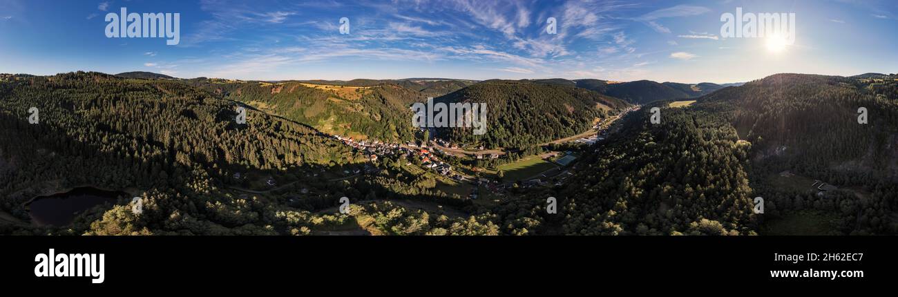 deutschland,thüringen,ländliche Gemeinde schwarzatal,mellenbach-glasbach,Häuser,Tal,Berge,Wald,Fluss,Sonne,teilweise,Rücklicht,360 – Grad Panorama Stockfoto