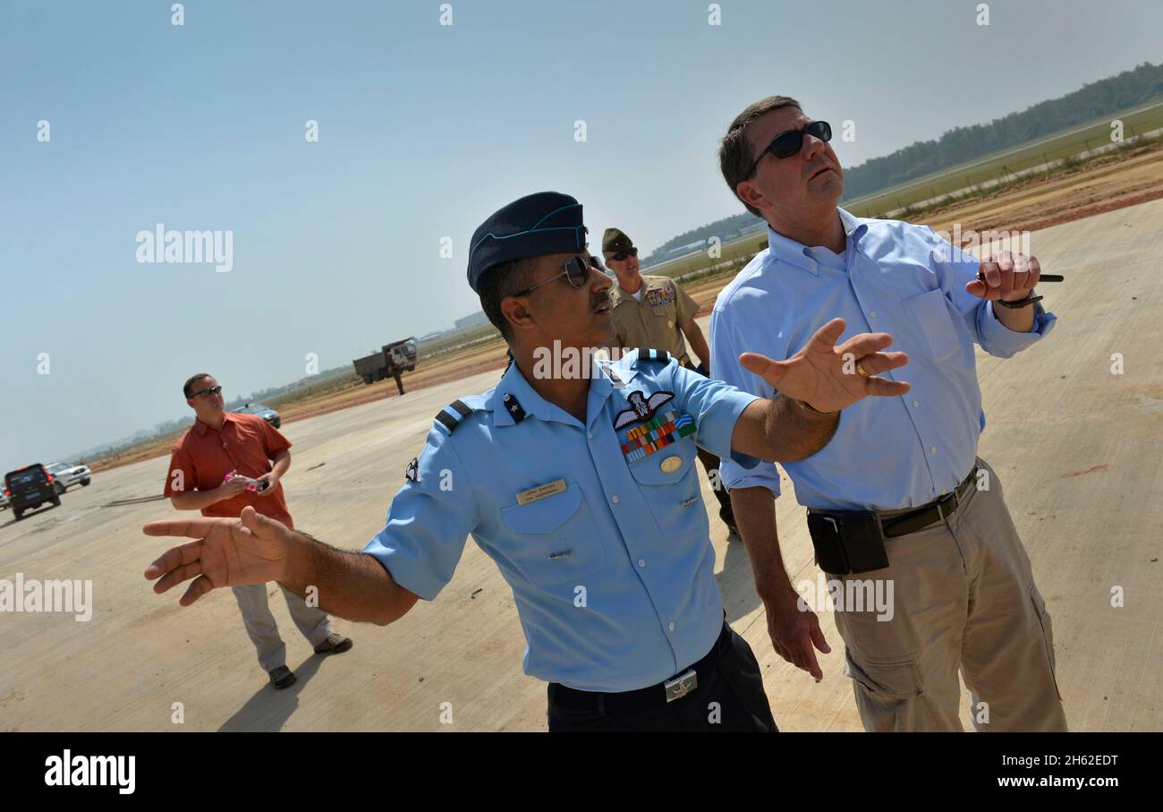 Anil Sabharwal, von der indischen Luftwaffe, gibt dem stellvertretenden Verteidigungsminister Ash Carter einen Rundgang durch eine neue Start- und Landebahn, die auf der Hindan Air Force Station in der Nähe von Delhi, Indien, gebaut wird, 18. September 2013. Stockfoto