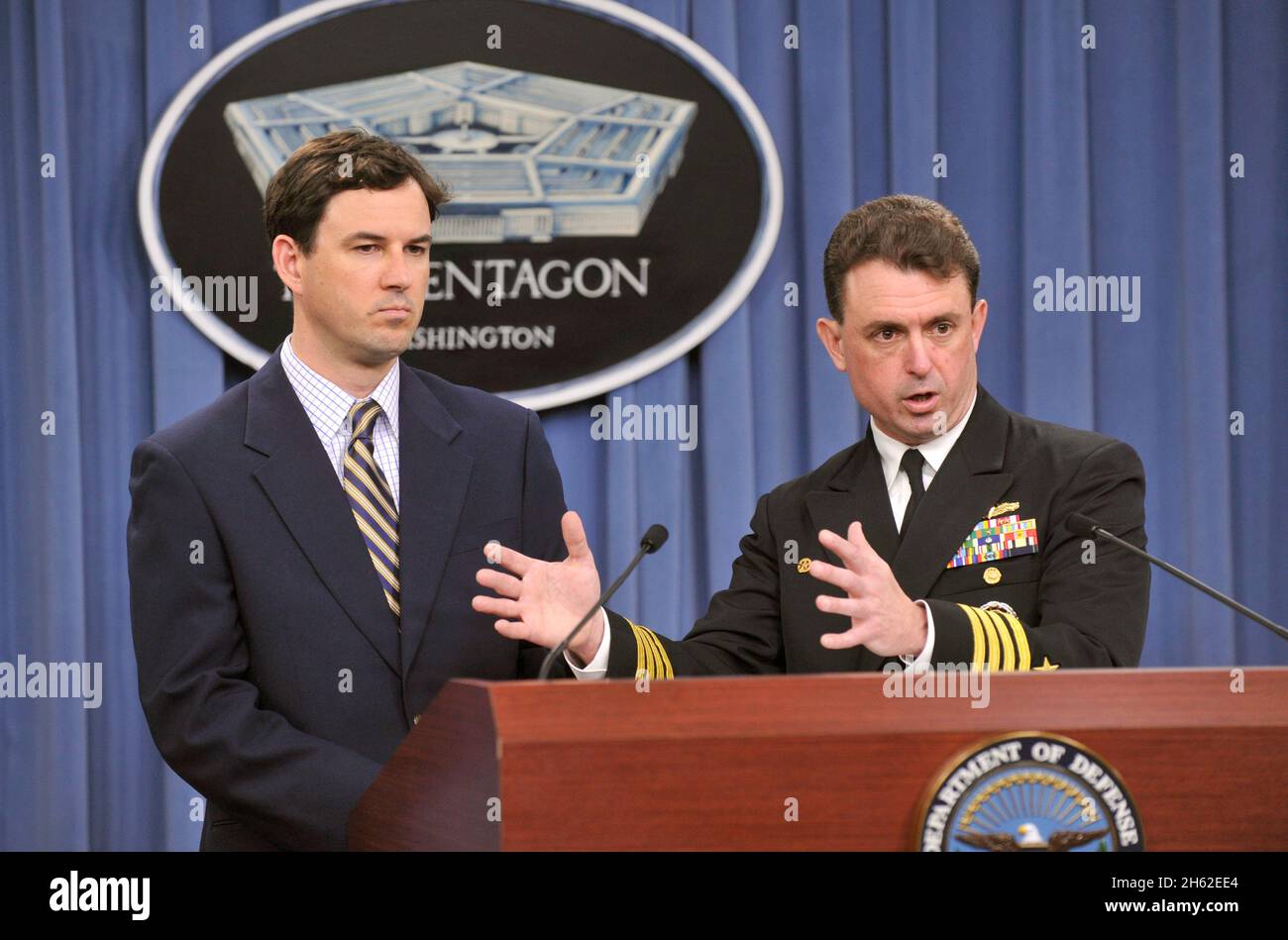 WASHINGTON (17. April 2012) der Kommandant der Mission Pacific Partnership, Capt. James Morgan, rechts, und Capt. Jonathan Olmsted, Schiffsmeister der USNS Mercy, diskutieren während eines Briefings im Presseinformation-Raum des US-amerikanischen Handelsschiffs über den bevorstehenden Einsatz von Mercy durch die Pacific Partnership 2012 in mehreren pazifischen Nationen. Mercy und seine hybride zivile und militärische Besatzung werden den Aufnahmeländern humanitäre Hilfe und medizinische Dienste leisten. Stockfoto