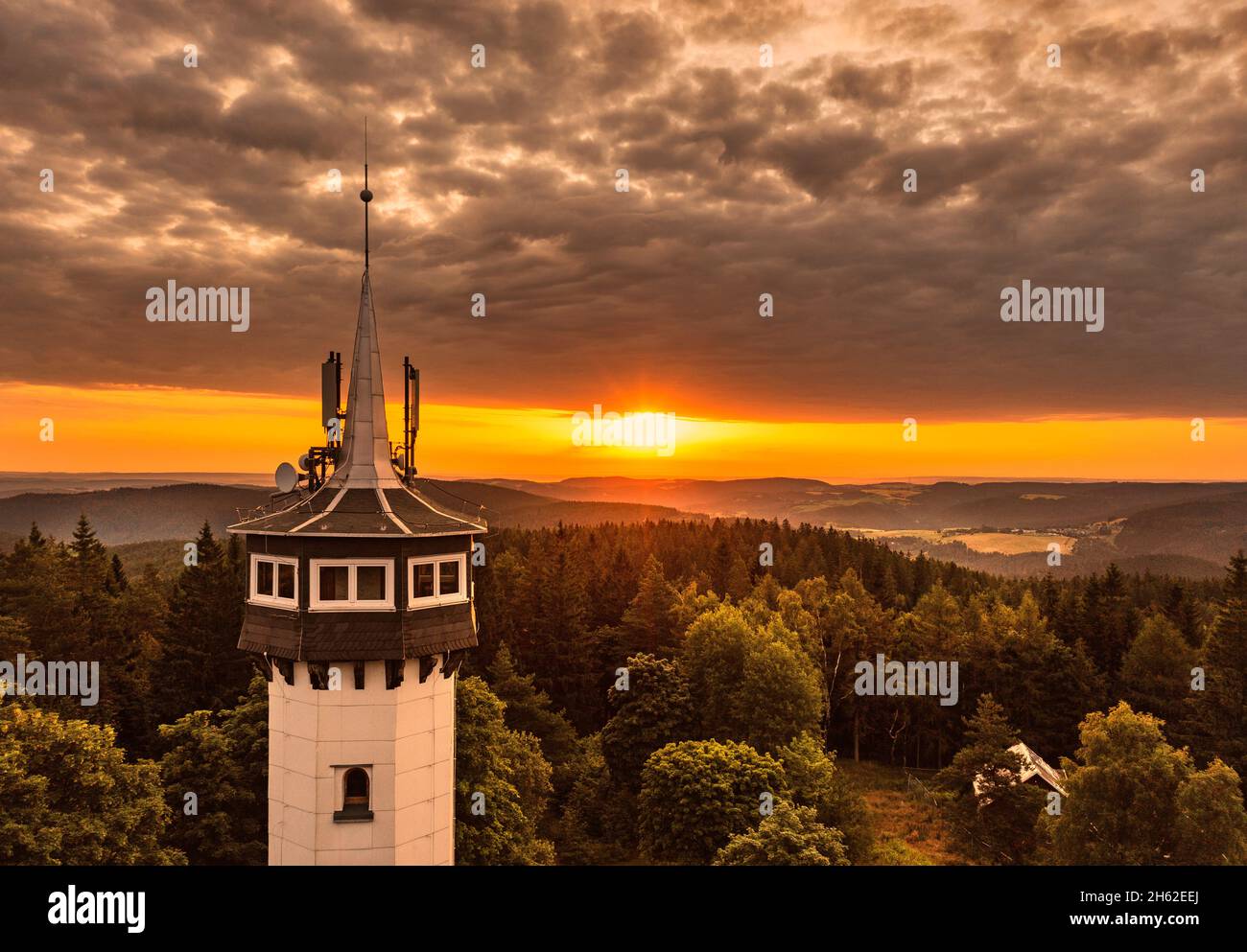 deutschland,thüringen,ländliche Gemeinde schwarzatal,oberweißbach,Aussichtsturm,Landschaft,Wald,Berge,Sonnenaufgang,Rücklicht Stockfoto