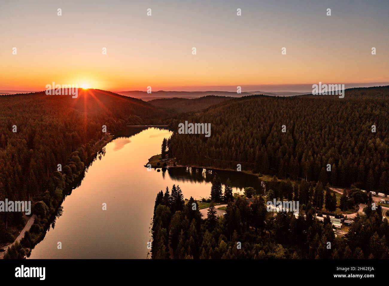 deutschland, thüringen, oberhof, lütschetalsperre, Wald, Berge, Sonnenaufgang, Rücklicht, Luftaufnahme Stockfoto