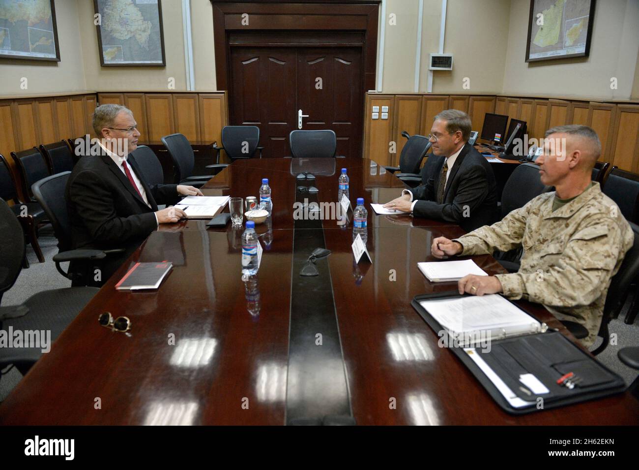 Der stellvertretende Verteidigungsminister Bob Work trifft sich am 23. Juni 2014 mit dem stellvertretenden hochrangigen zivilen Vertreter der NATO, Earl Litzenberger, im ISAF-Hauptquartier in Kabul, Afghanistan. Stockfoto
