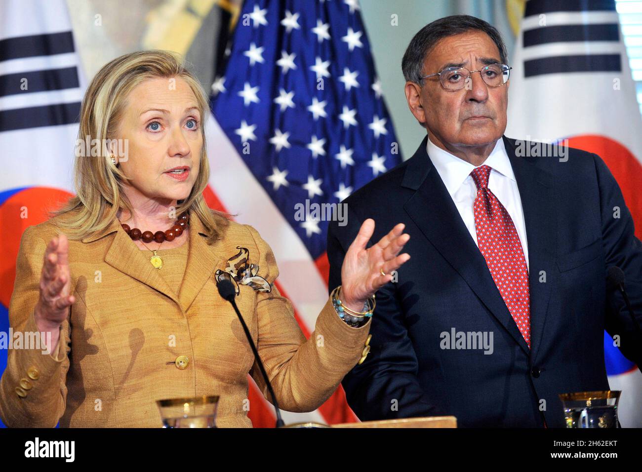 Außenministerin Hillary R. Clinton spricht zusammen mit Verteidigungsminister Leon E. Panetta die Medien an, um die Fragen der Reporter am 14. Juni 2012 zu beantworten. Stockfoto