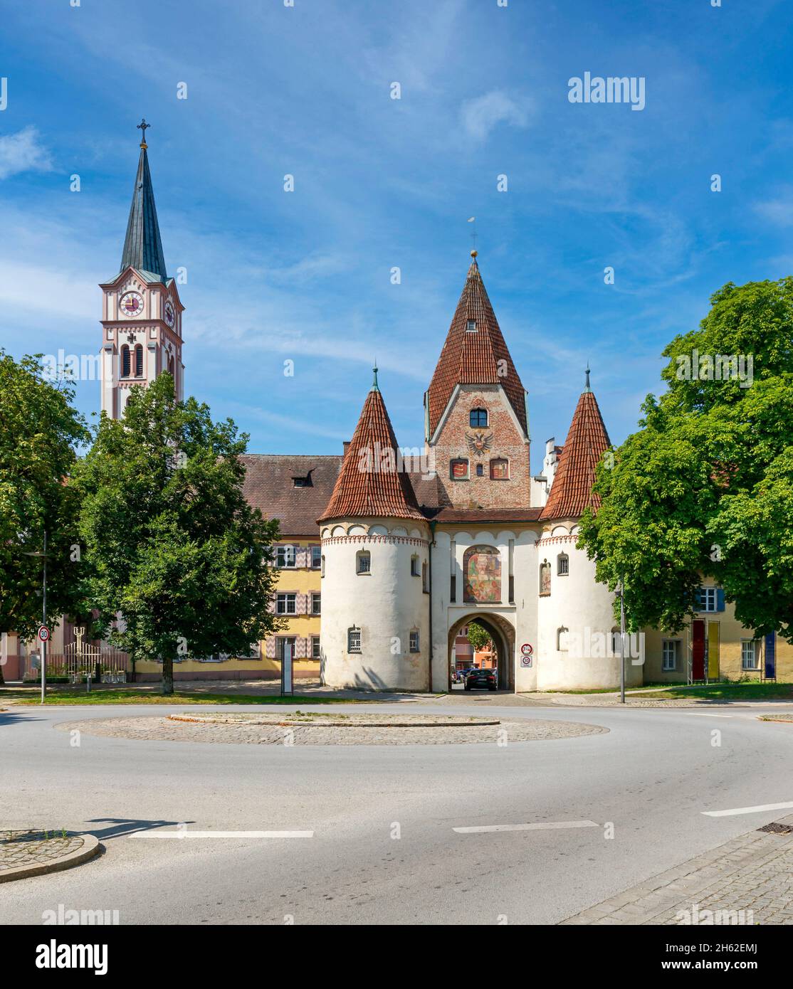 Das obere Tor wurde um 1470/80 als Teil der Stadtbefestigung unter Herzog georg dem Reichen errichtet. Im Stadttor ist ein Teil des Heimatmuseums weißenhorn untergebracht. Links auf dem Bild ist der Turm der Pfarrkirche der Annahme zu sehen mary. Stockfoto