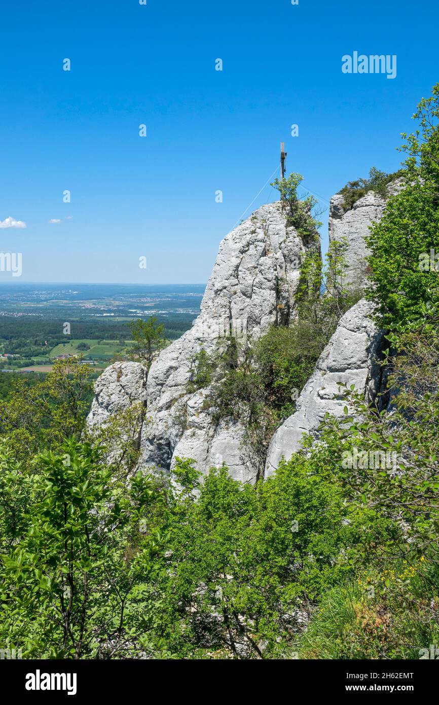 Der Wackerstein Aussichtspunkt ist als Geotop bezeichnet. Die Felsgruppe ist 80 Meter lang und 25 Meter hoch. Sie besteht aus dem massenhaften Kalkstein des weißen jurassischen Deltas und des Epsilon. Der Wackerstein ist einer von nur zwei Felsen in der reutlinger alb, die zum Klettern geeignet sind Stockfoto