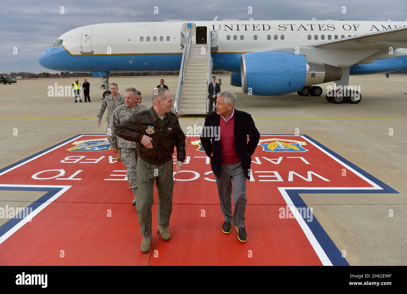 Verteidigungsminister Chuck Hagel wird von General Mike als Geisel, Kommandant, Air Combat Command, am 25. Februar 2014 begrüßt. Stockfoto