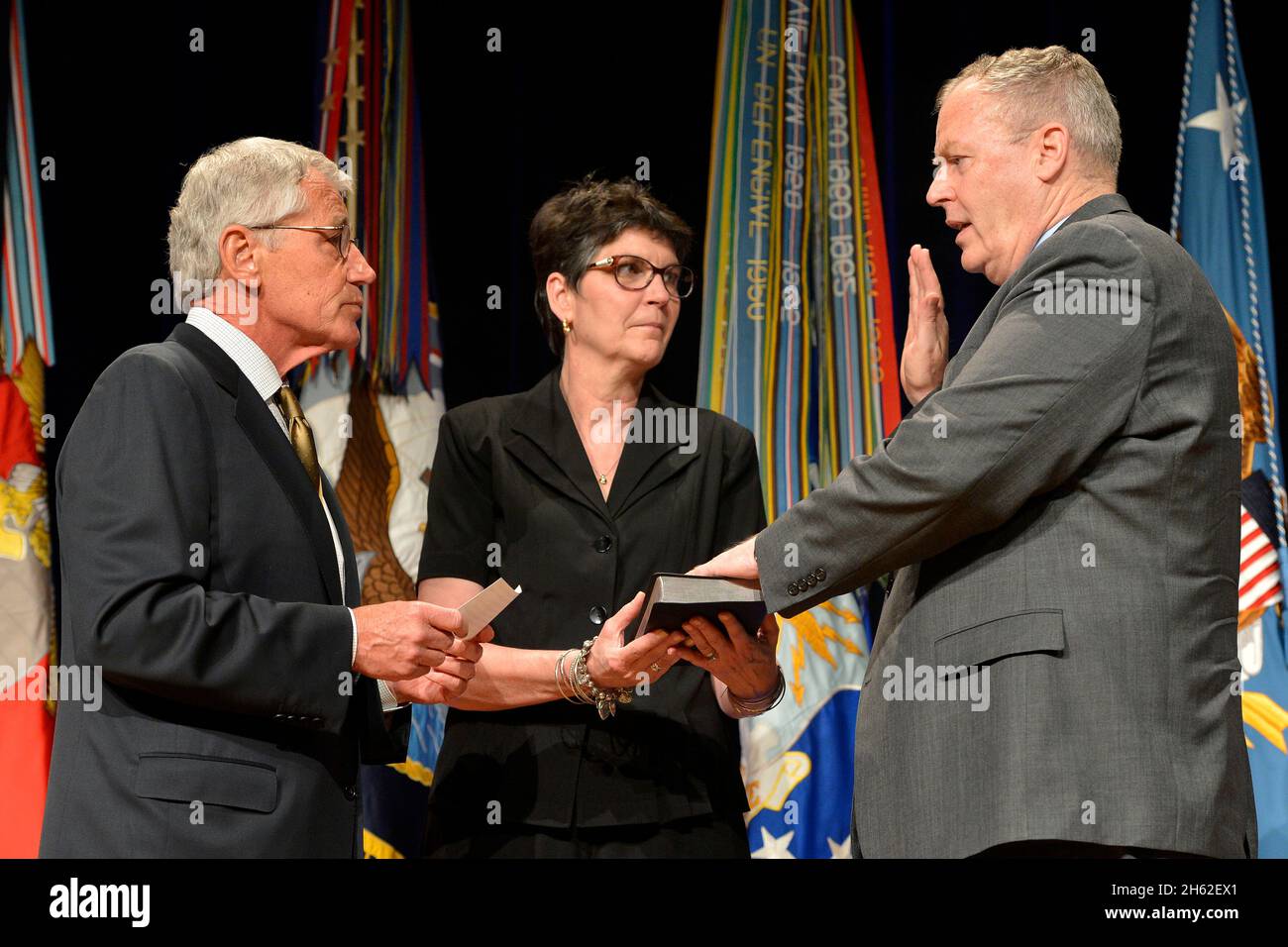 Verteidigungsminister Chuck Hagel verwaltet während einer Begrüßungszeremonie am 6. Juni 2014 den Amtseid an den neu eingesetzten stellvertretenden Verteidigungsminister Bob Work Stockfoto