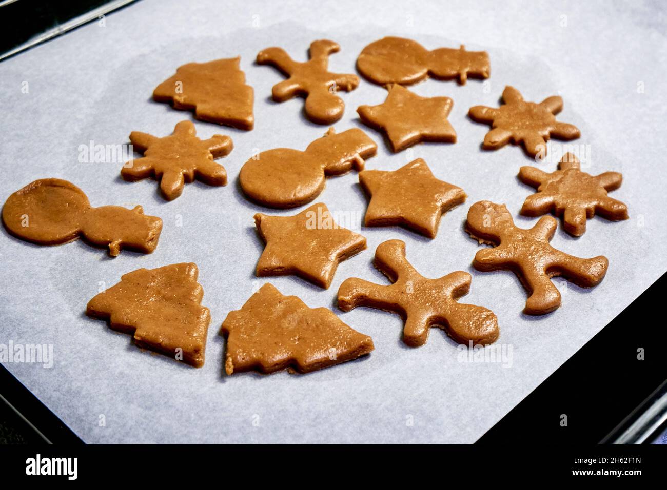 Vorbereitung weihnachten hausgemachte Lebkuchenkekse auf einem Backblech Stockfoto
