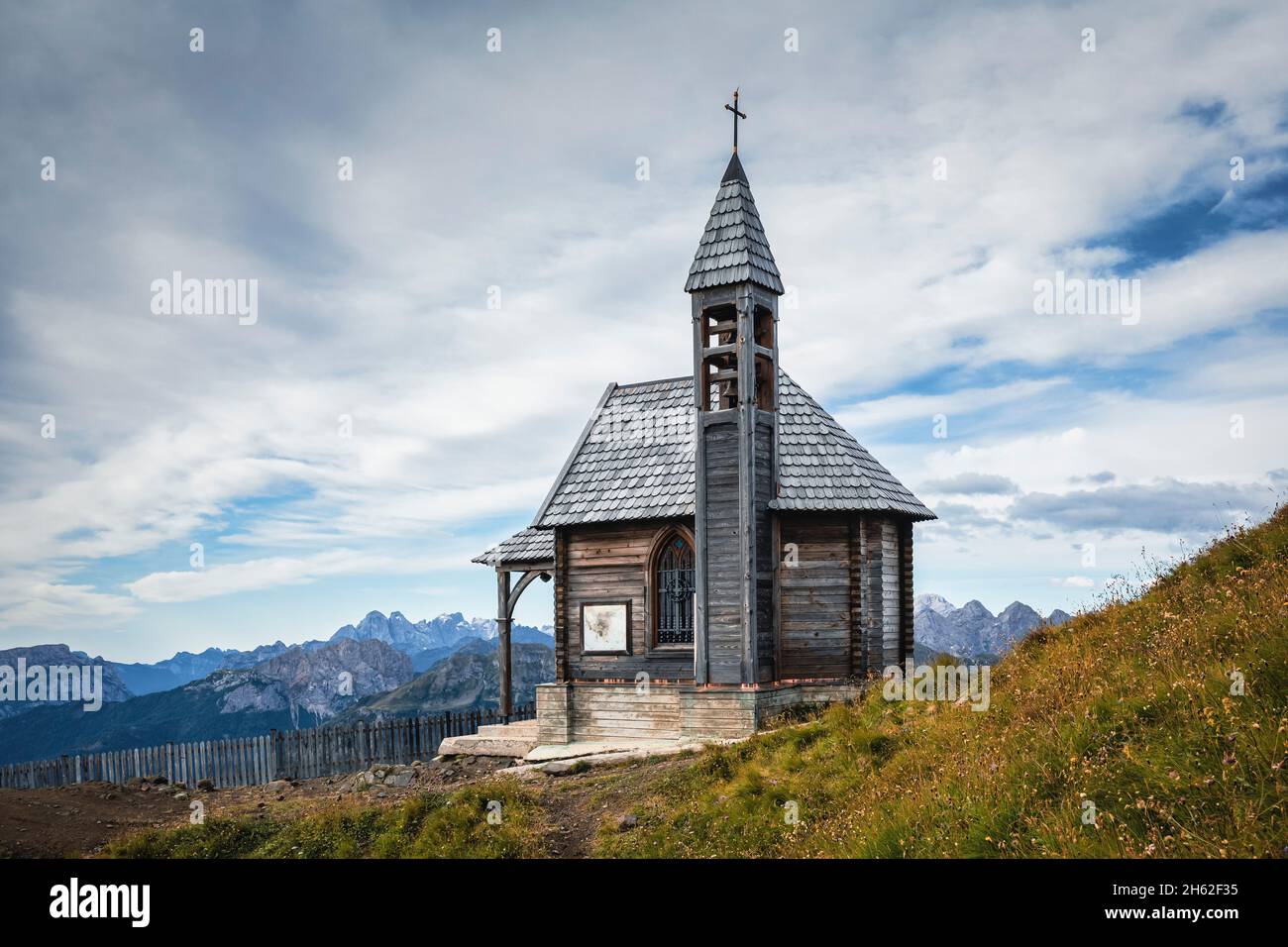 alpenkapelle auf dem Gipfel des col di lana zum Gedenken an die Soldaten, die während des ersten Weltkrieges gefallen sind, livinallongo del col di lana, belluno, veneto, italien Stockfoto