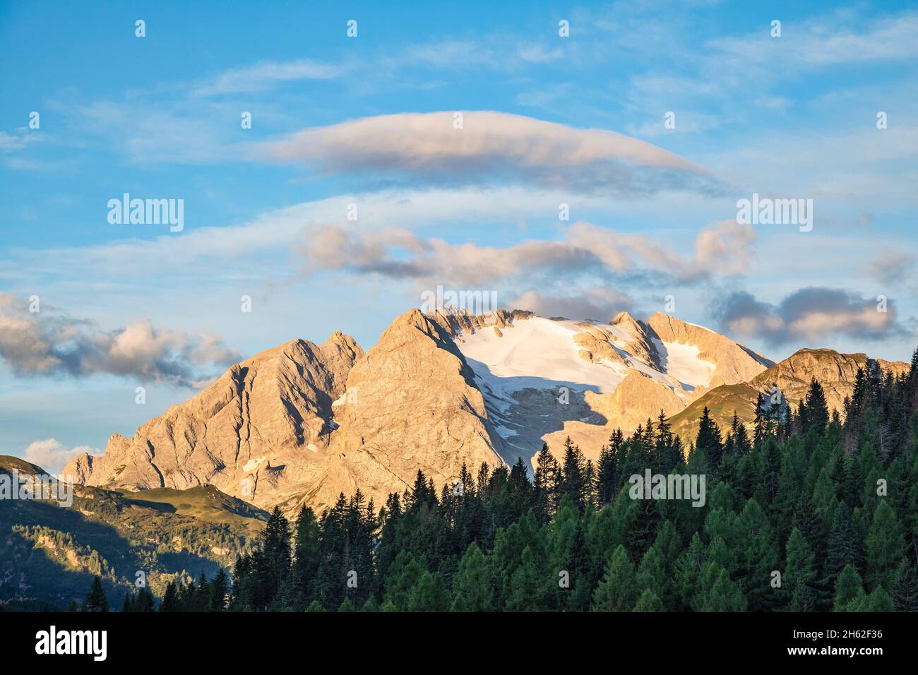 marmolada, höchster Gipfel der dolomiten, an der Grenze zwischen venetien und trentino-Südtirol, Provinzen belluno und trient, italien Stockfoto