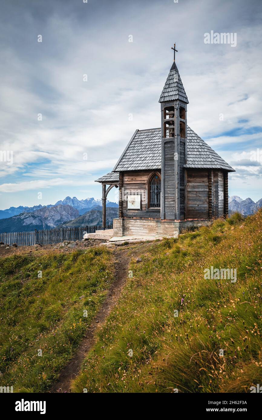 alpenkapelle auf dem Gipfel des col di lana zum Gedenken an die Soldaten, die während des ersten Weltkrieges gefallen sind, livinallongo del col di lana, belluno, veneto, italien Stockfoto