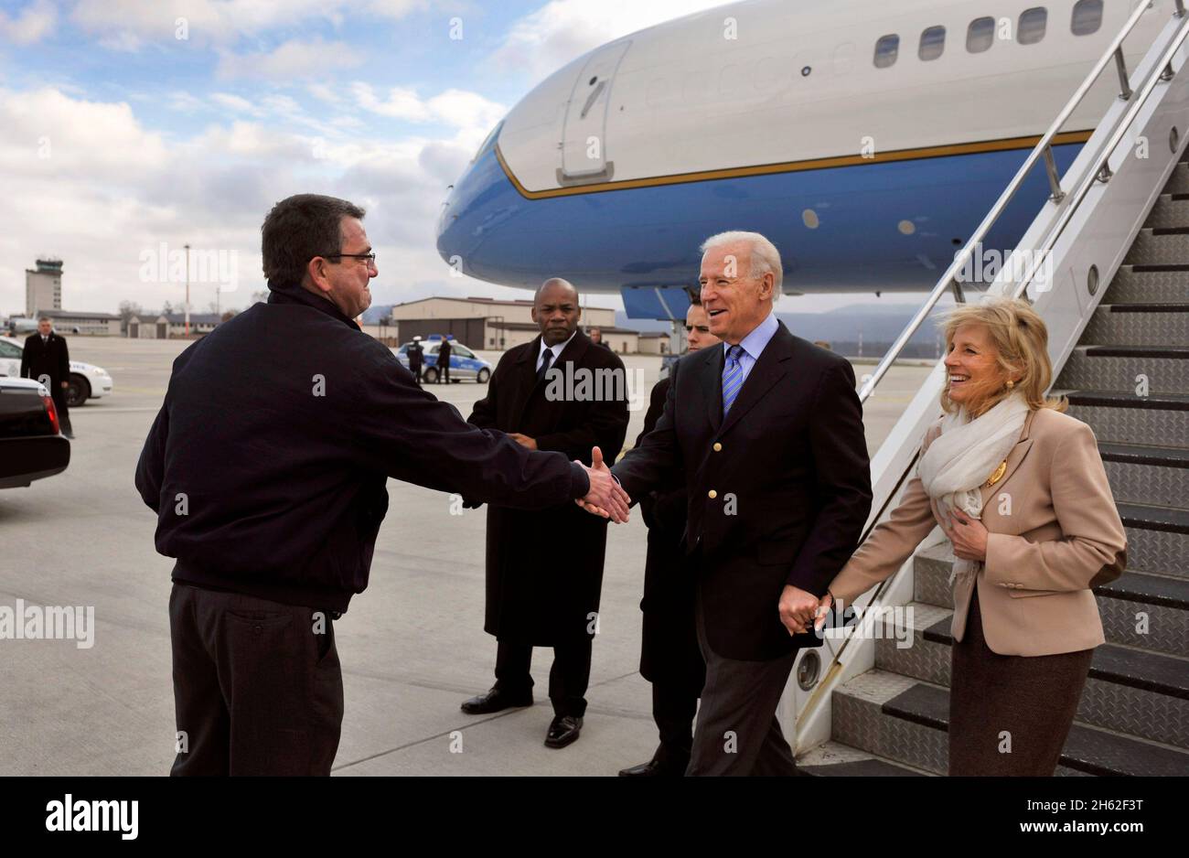 Die stellvertretende Verteidigungsministerin Ashton B. Carter begrüßt den Vizepräsidenten Joe Biden und die zweite Lady Jill Biden, als sie am 3. Februar 2013 in Ramstein, Deutschland, eintreffen. Carter und die Bidens werden verwundete Krieger besuchen, die sich im Landstuhl Regional Medical Center erholen, um ihnen für ihren Dienst zu danken. Carter und Biden nahmen am Vortag an der 49. Münchner Sicherheitskonferenz in München Teil. Die Konferenz ist ein jährliches Treffen von Staats- und Regierungschefs der Außenpolitik sowie führenden Persönlichkeiten der Verteidigungspolitik aus der ganzen Welt. Deutschland ist die zweite Station von Carters sechstägiger Reise, bei der er sich mit Beamten in Franken trifft Stockfoto