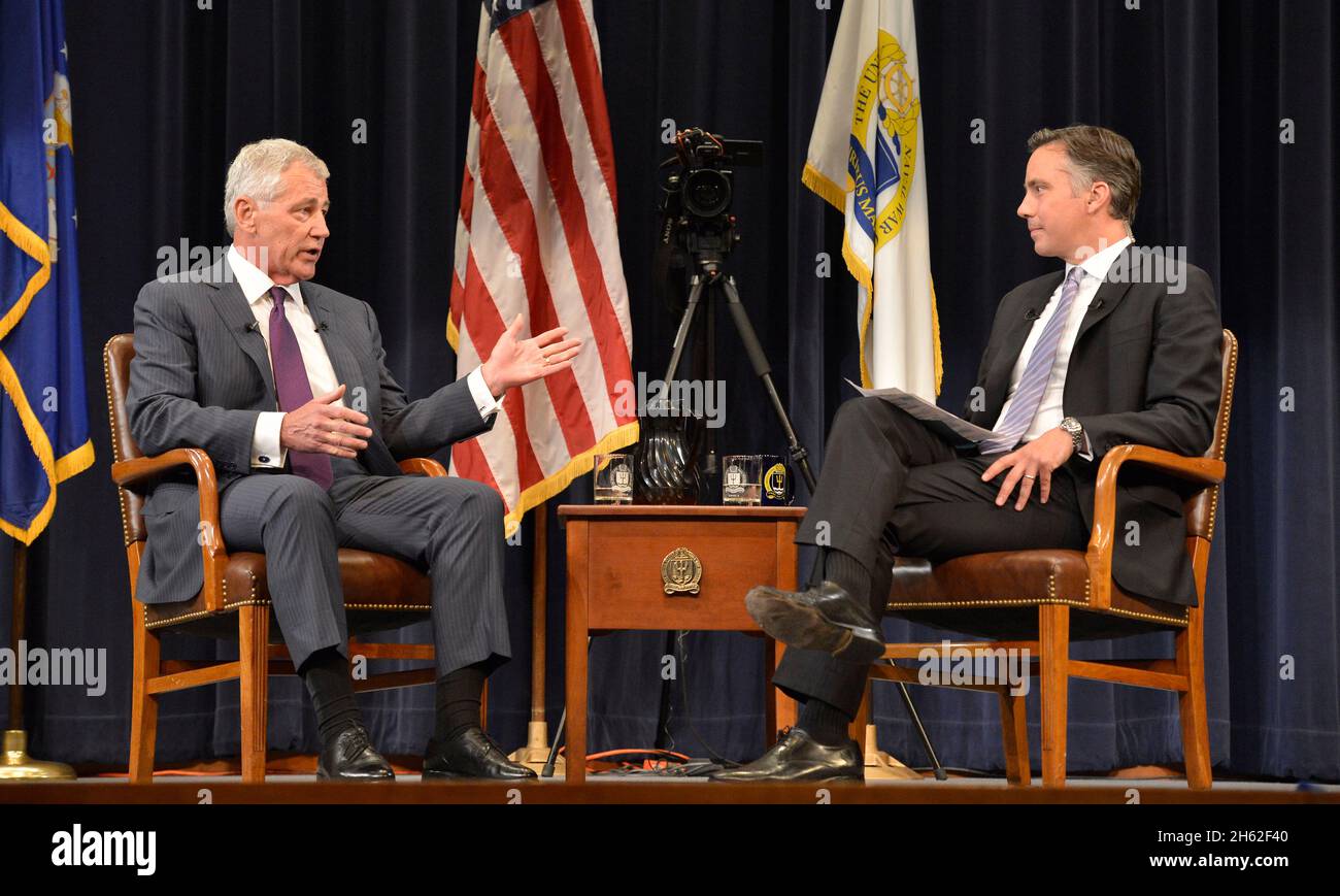 Verteidigungsminister Chuck Hagel, links, spricht mit CNN-Korrespondent Jim Sciutto während einer Live-moderierten Sitzung am U.S. Naval war College in Newport, R.I., am 3. September 2014. Stockfoto