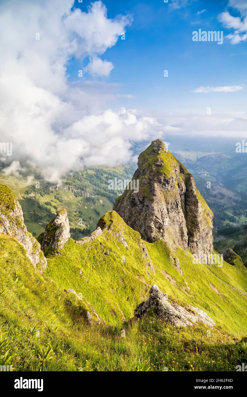 Vulkanischer Kamm des padons, schwindelerregende Mauern und felsige Gipfel, Blick von oben auf den piz d'ornella, livinallongo del col di lana, belluno, venetien, italien Stockfoto