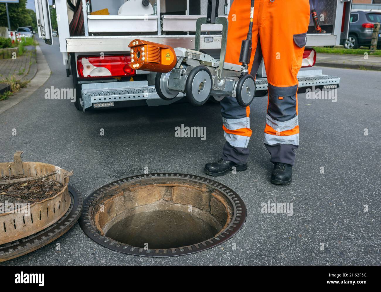 hamm, Nordrhein-westfalen, deutschland - tv-Kanalinspektionsfahrzeug,Kanalinspektion mittels Kamera,ein Auszubildender,ein Spezialist für Rohr-, Abwasser- und Industriedienstleistungen,bereitet den nächsten Tracking-Shot vor,die Videoinspektion des Kanalsystems verhindert infrastrukturelle Schäden wie Wasserrohrbrüche und Überschwemmungen im innerstädtischen Bereich. Stockfoto