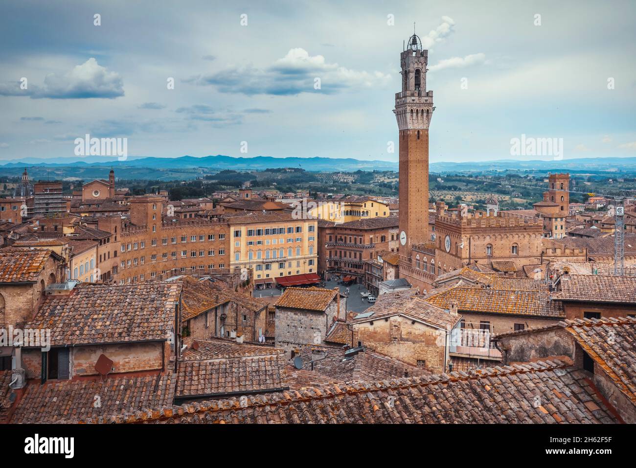 siena, toskana, italien, erhöhter Blick auf torre del mangia und piazza del campo, historische Stadt Stockfoto