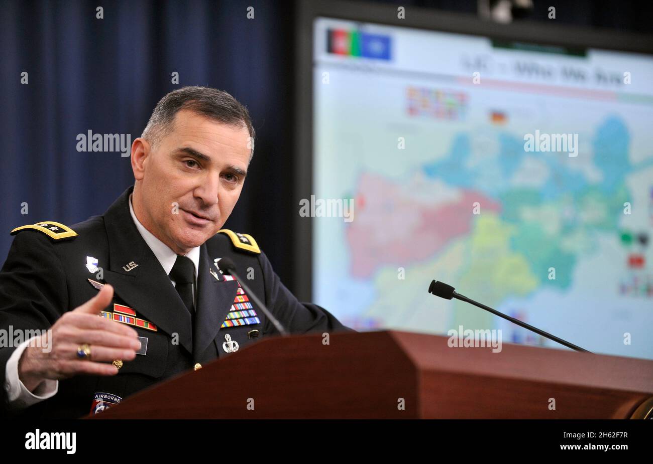 Der Kommandant des Joint Command der International Security Assistance Force und der stellvertretende Kommandant der US-Streitkräfte – Afghanistan, LT. General Curtis Scaparrotti, spricht im Briefing-Raum des US-amerikanischen Finanzamts an die Medien, während er am 8. Februar 2012 über aktuelle Operationen informiert. Stockfoto