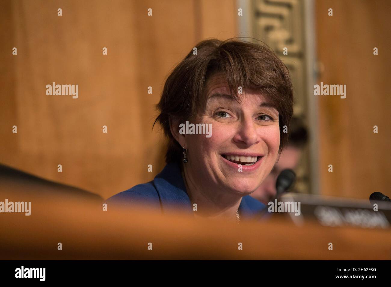 Senatorin Amy Klobuchar spricht im Ständigen Unterausschuss für Ermittlungen titledÔ „Stopping the Shipment of Synthetic Opioids: Oversight of U.S. Strategy to Combat illegal Drugs' in Washington, D.C., 25. Mai 2017 Stockfoto