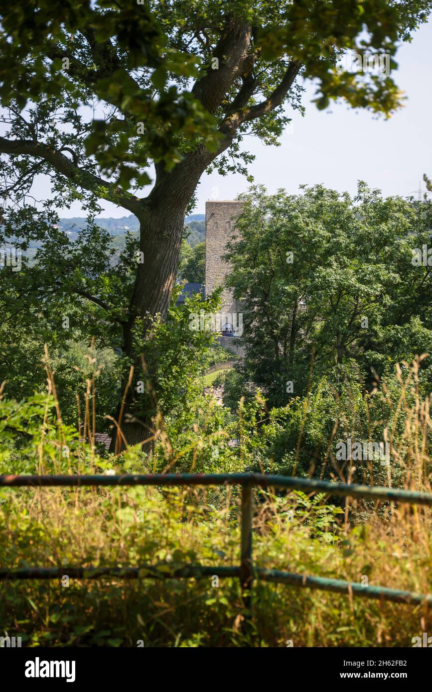 hattingen, Nordrhein-westfalen, deutschland - gethmannscher garten,auch gethmanns garten im stadtteil blankenstein. Blick von friedrichsberg auf die Altstadt mit schloss blankenstein. Der Landschaftspark wurde Anfang des 19. Jahrhunderts von carl-friedrich gethmann angelegt. Stockfoto