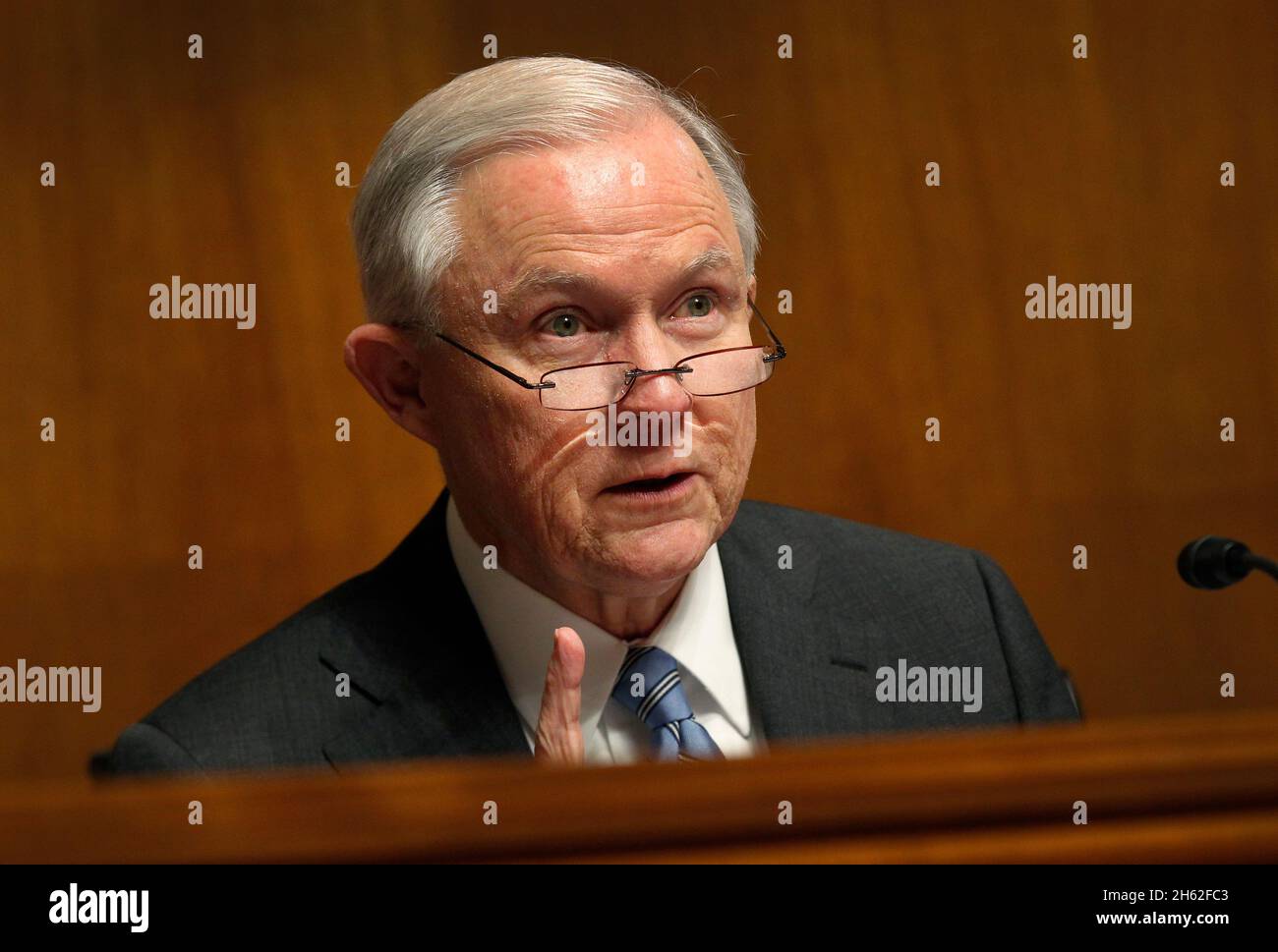 Der Vorsitzende des Justizausschusses des Senats, Senator Jeff Sessions (R-AL), nimmt Eröffnungsanträge vor einem Gremium von Beamten des Heimatschutzministeriums vor Stockfoto