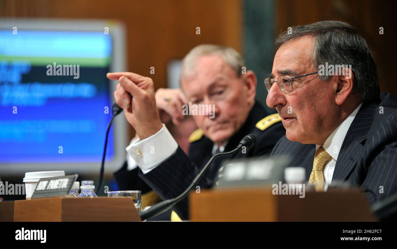 Verteidigungsminister Leon E. Panetta und der Vorsitzende der Generalstabschefs, General Martin E. Dempsey, treten am 28. Februar 2012 bei einer Anhörung des Haushaltsausschusses des Senats auf, in der sie über den Antrag des Präsidenten auf Haushaltsmittel für das Geschäftsjahr 2013 bezeugte. Stockfoto