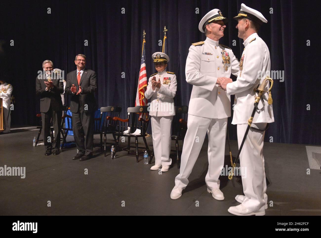 Scheidender und scheidender Leiter der Naval Operations ADM. Jonathan Greenert schüttelt die Hände mit ankommendem CNO ADM. John Richardson, nachdem er ihre Befehle während einer Zeremonie zur Änderung des Kommandos, die an der US Naval Academy in Annapolis, MD, abgehalten wurde, am 18. September 2015, offiziell gelesen hatte Stockfoto
