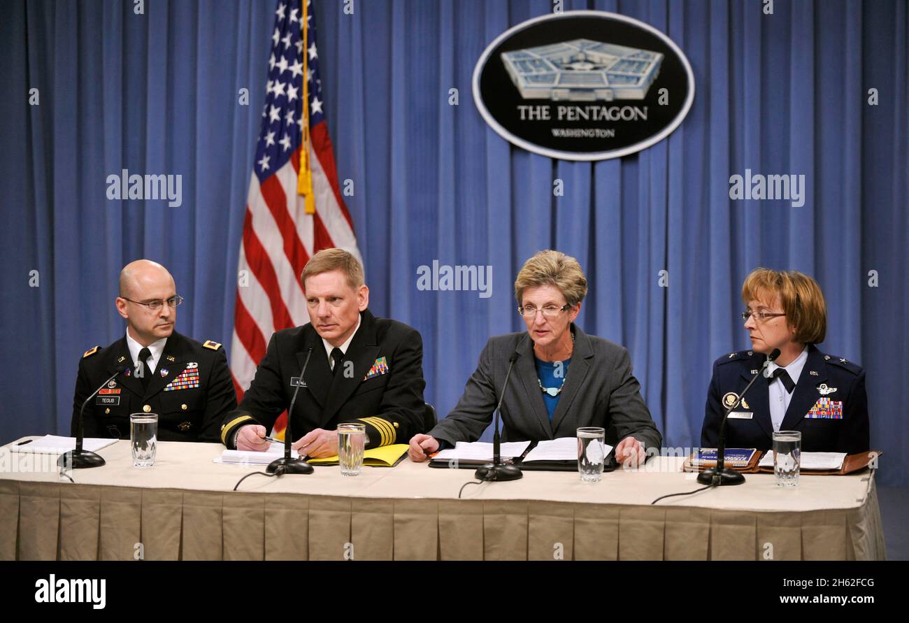 Von links: Army Director, Casualty and Mortuary Affairs Col. Richard Teolis Jr., Dover Medical Examiner Navy Capt. Craig Mallak, amtierender Unterstaatssekretär für Personal und Bereitschaft Jo Ann Rooney und Director of Air Force Services Brig. Gen. Eden J. Murrie, informiert die Medien über die Veröffentlichung der Anhang-E-Dokumente für die Dover Port Mortuary Timeline vom unabhängigen Überprüfungsausschuss des Defense Health Board um 3:30 Uhr EDT im Pentagon Briefing Room Stockfoto