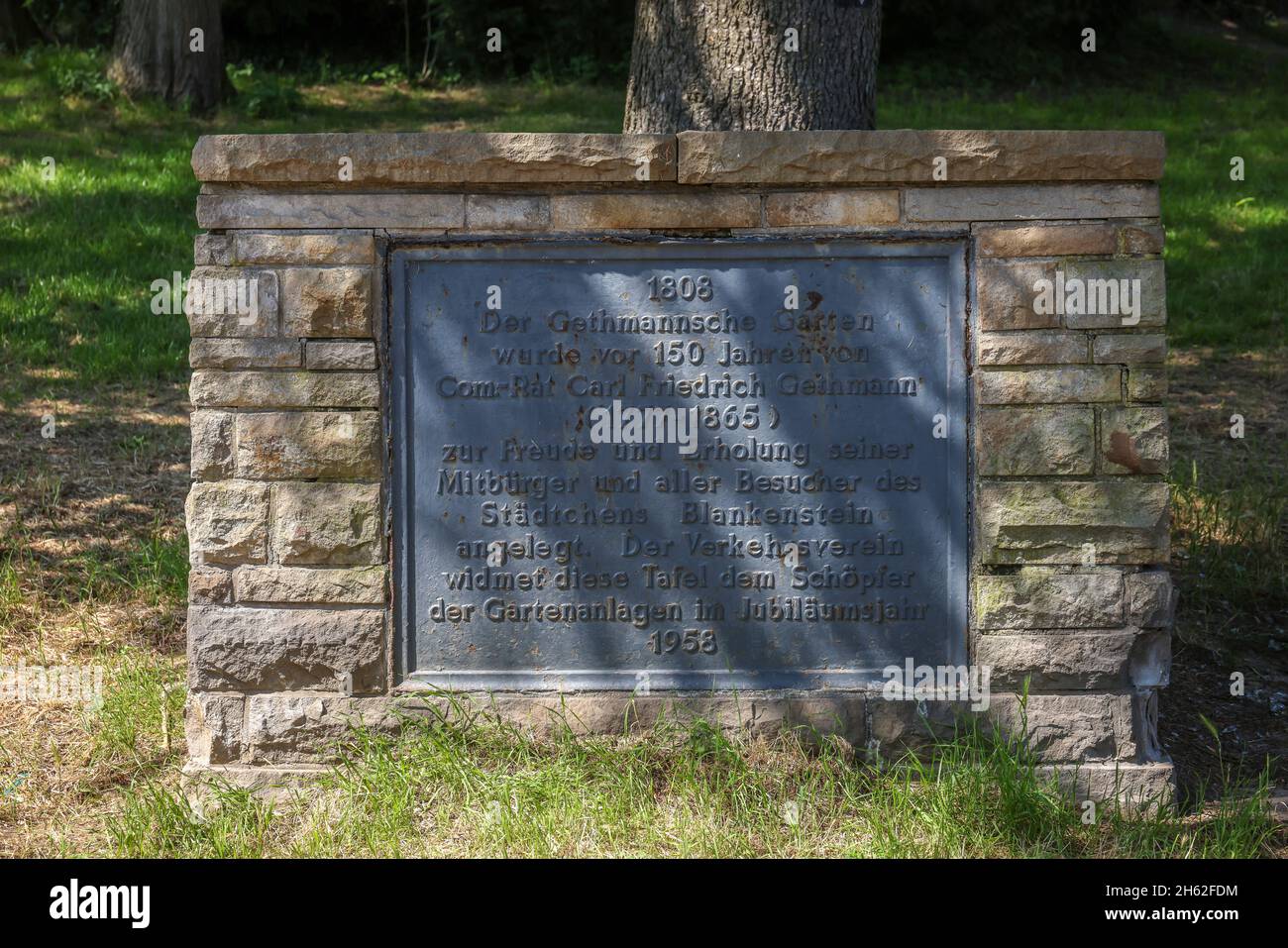 hattingen,Nordrhein-westfalen,deutschland - gethmannscher garten,auch gethmanns garten im Stadtteil blankenstein. Informationstafel am Eingang zum öffentlichen Park. Der Landschaftspark wurde Anfang des 19. Jahrhunderts von carl-friedrich gethmann angelegt. Stockfoto